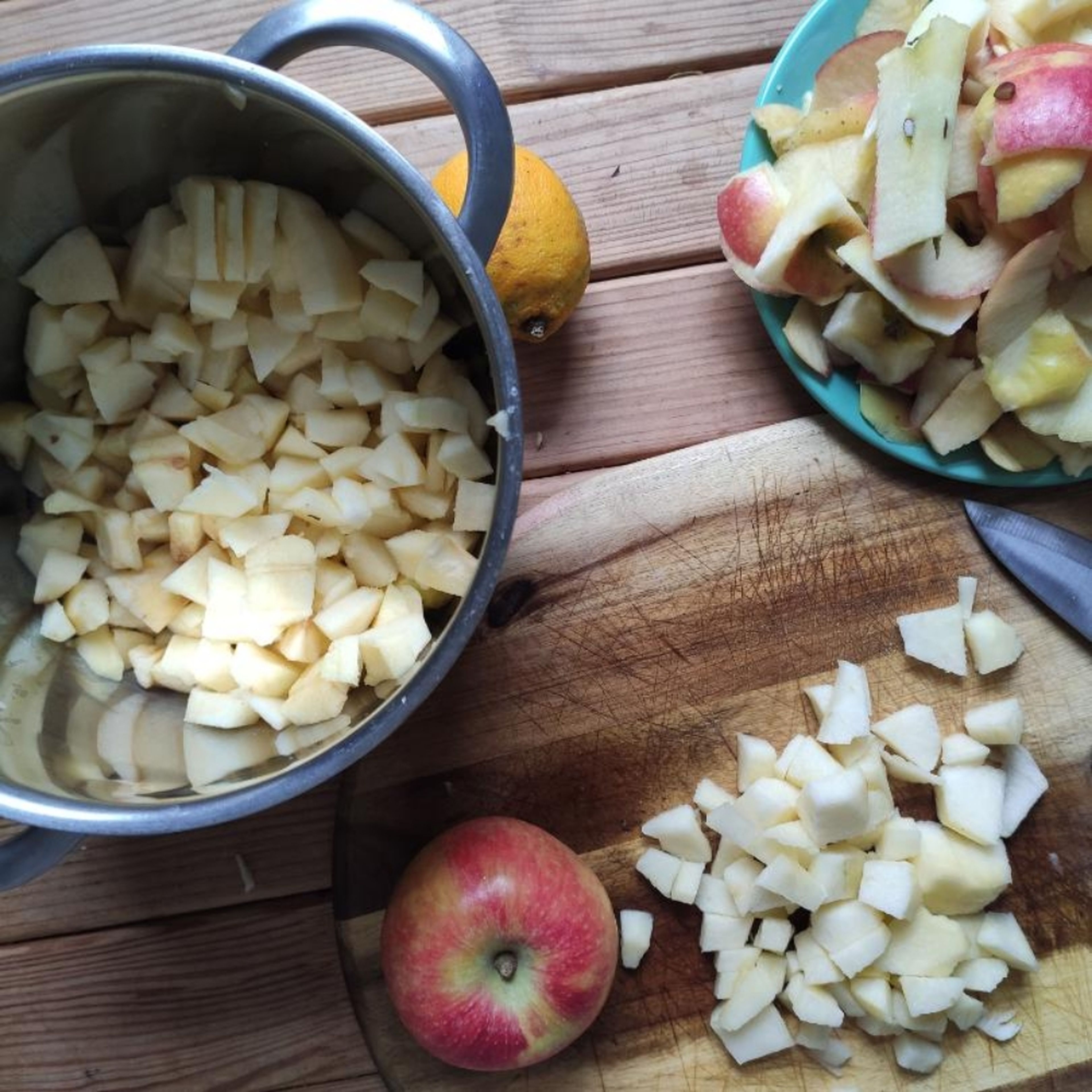 Die Äpfel in Stückchen schneiden, den Saft der Zitrone und circa 100-200ml Wasser hinzufügen. Etwa 20-30min auf dem Herd einkochen lassen, nach belieben vor dem Einkochen Zucker und/oder 1 Zimtstange hinzufügen.