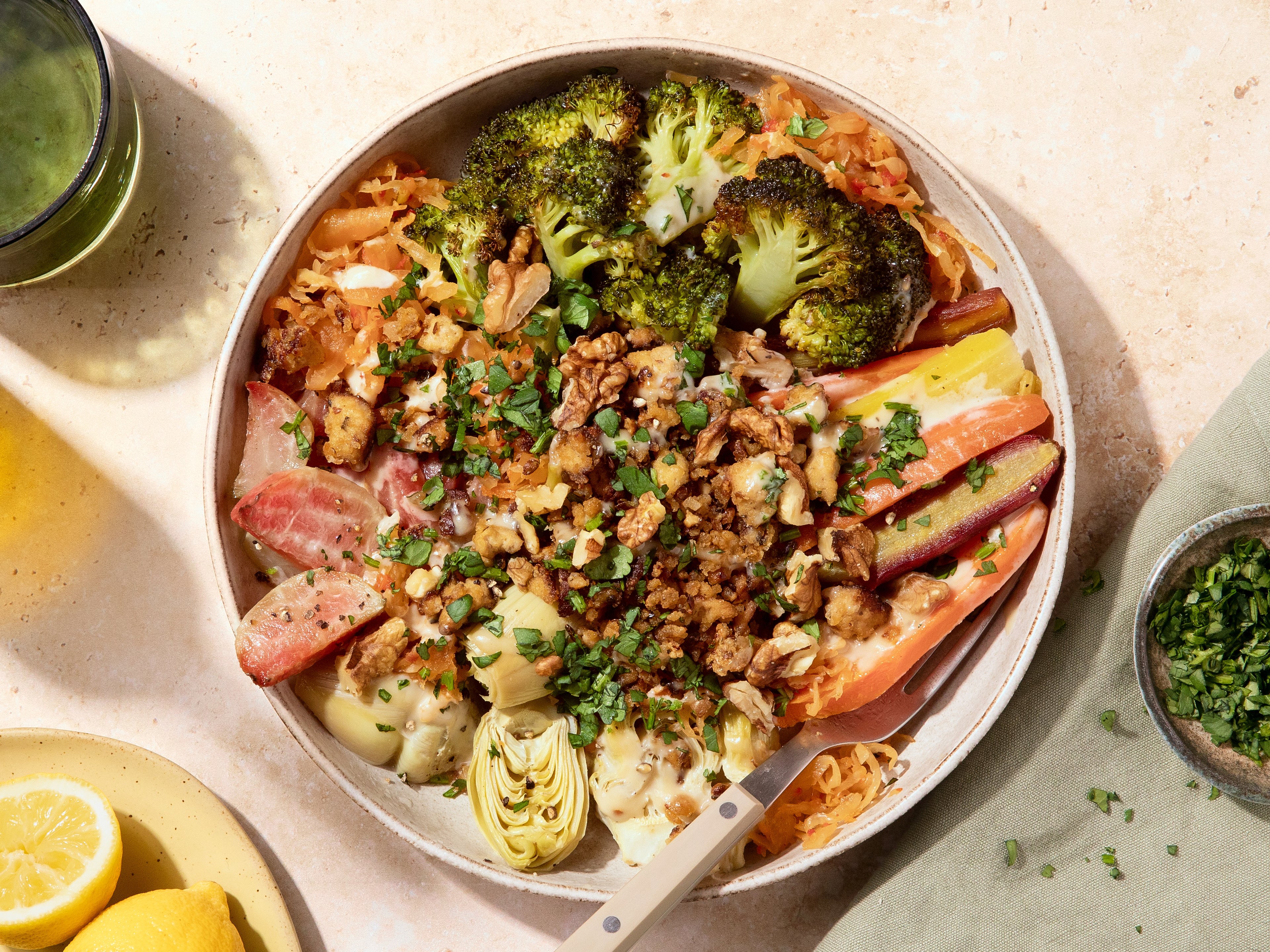 Buntes Ofengemüse mit Nuss-Tofu-Crumble und Kimchi