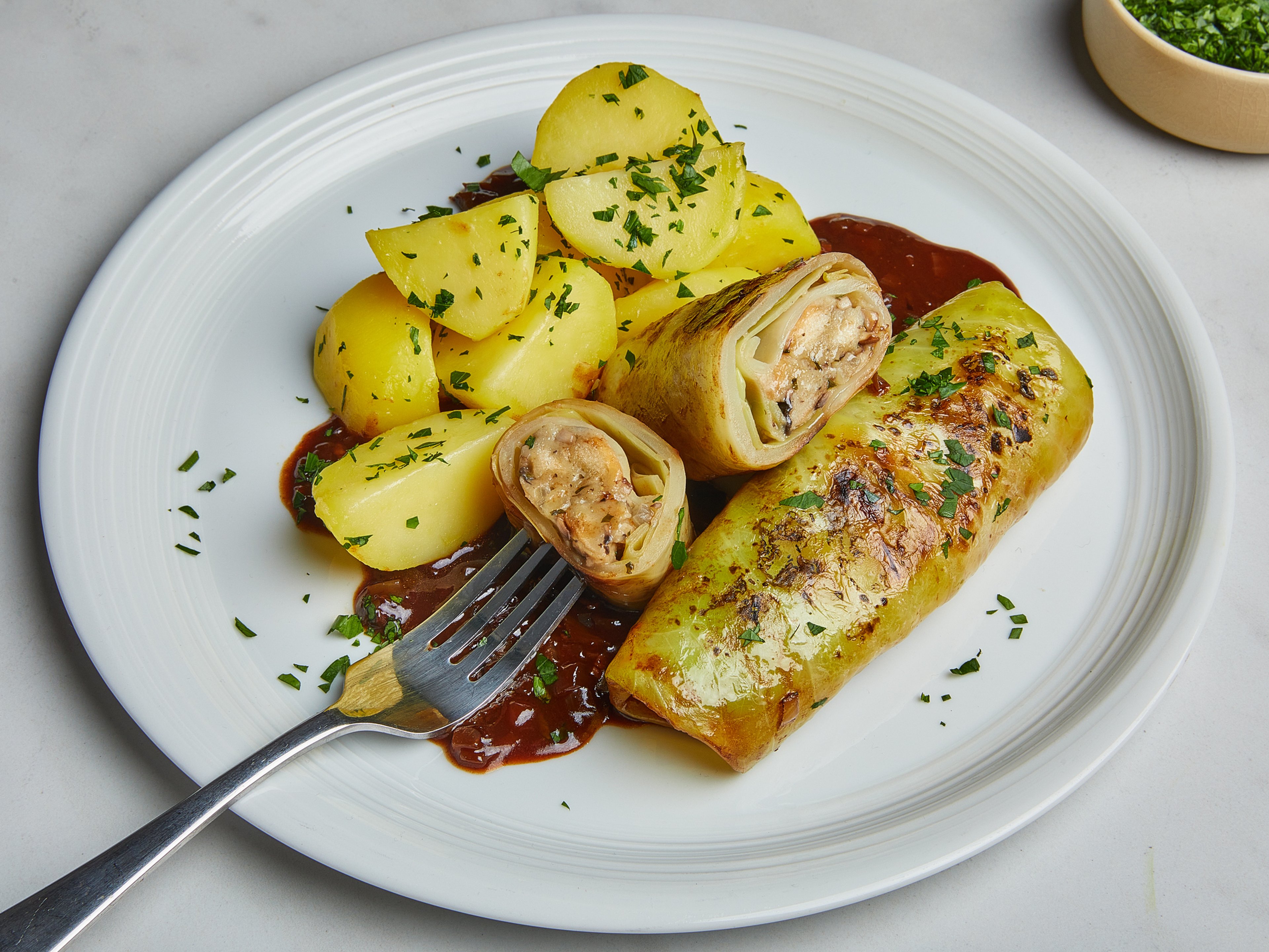 Vegane Kohlrouladen mit Petersilienkartoffeln und Bratensoße