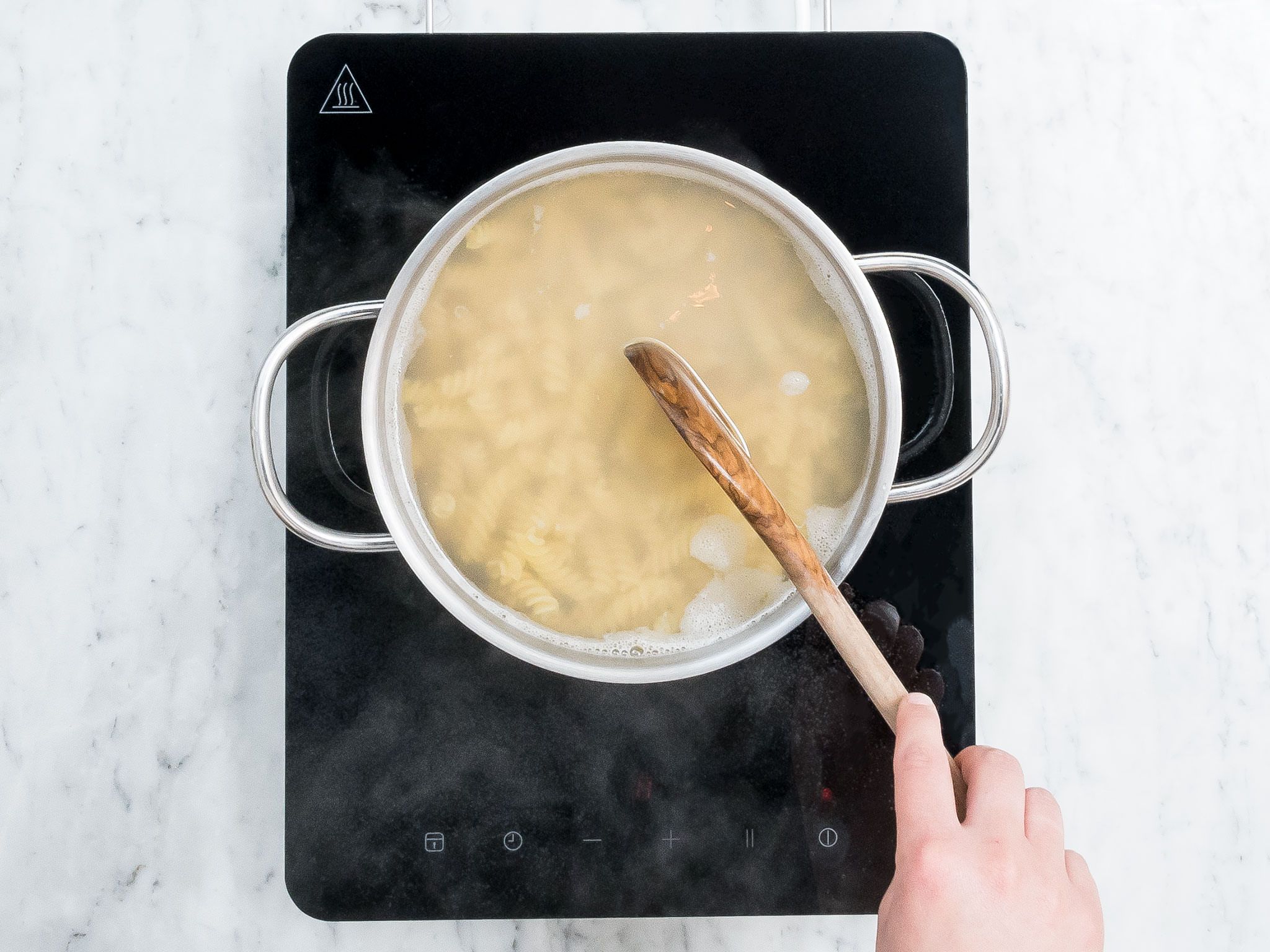 Sommer-Nudelsalat mit Fetakäse und vegetarischen Würstchen | Rezept ...