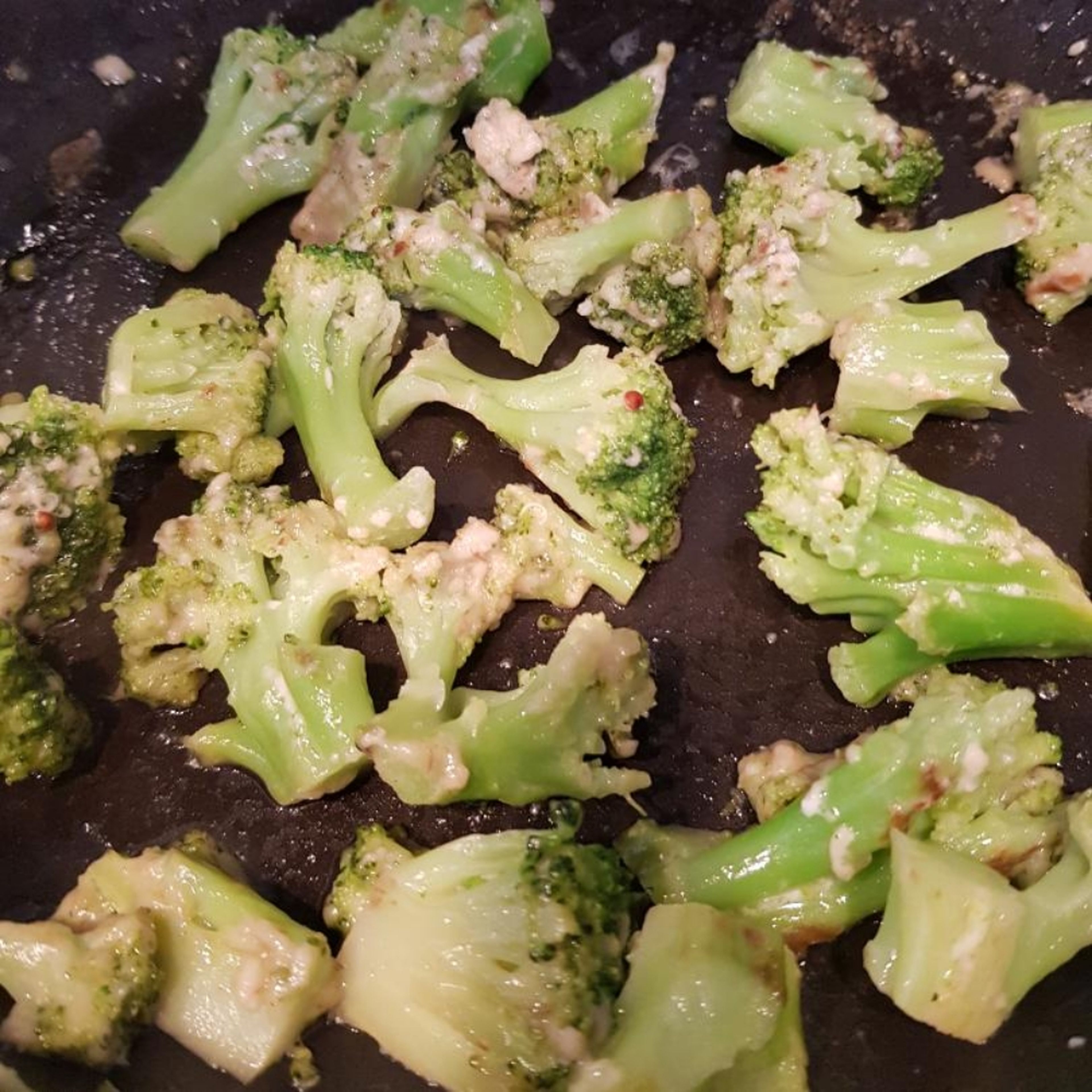 Den Brokkoli in eine Pfanne mit dem Öl geben und leicht anbraten. dann den Feta dazu geben. Am Schluss Quinoa und Brokkoli etwas salzen.
