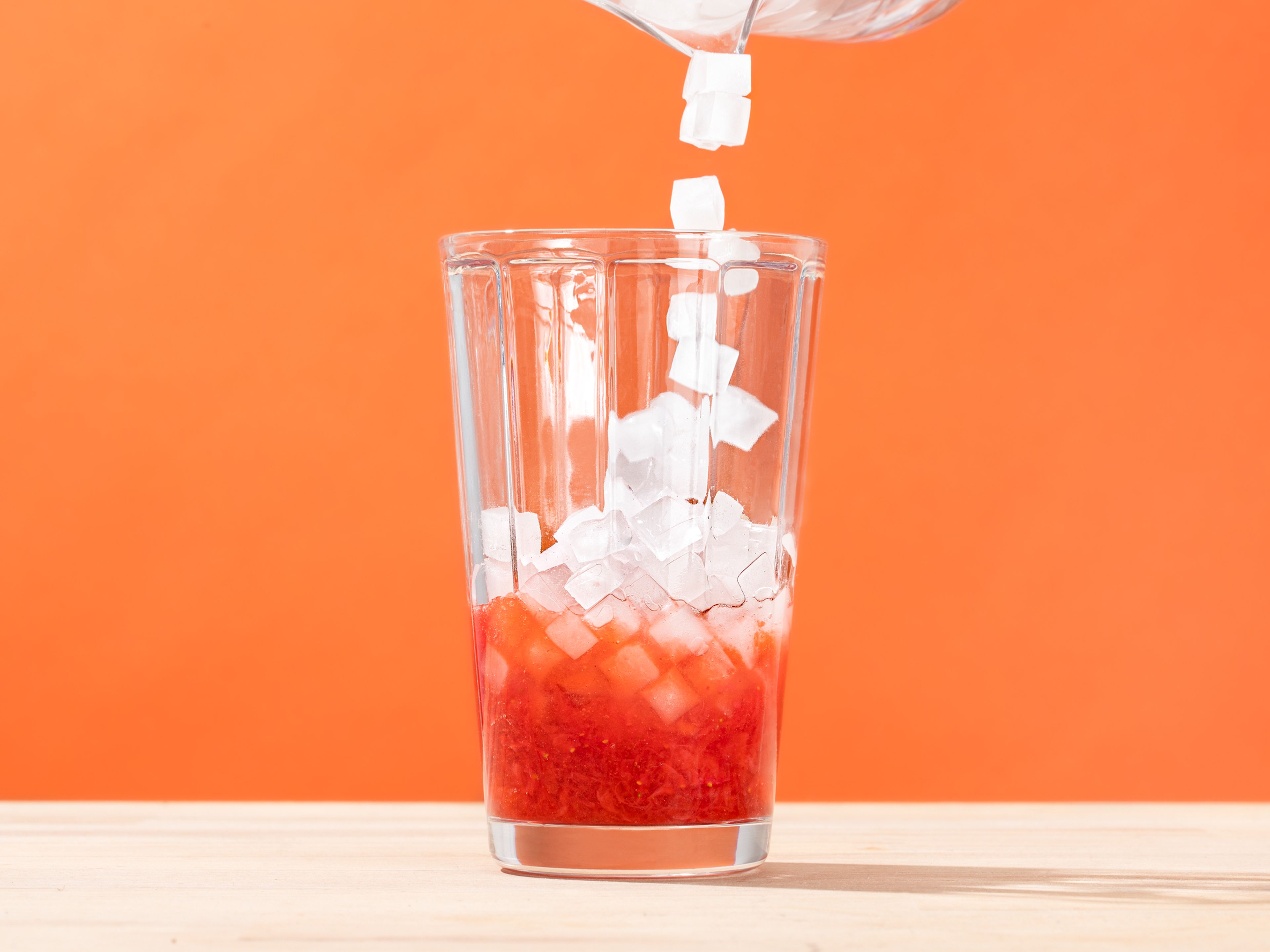 Erdbeerpüree in ein Highballglas geben und zur Hälfte mit Mini-Eiswürfeln auffüllen.