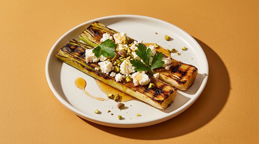 Vegetarisch vom Rost: Porree mit Honig, Feta und Pistazien