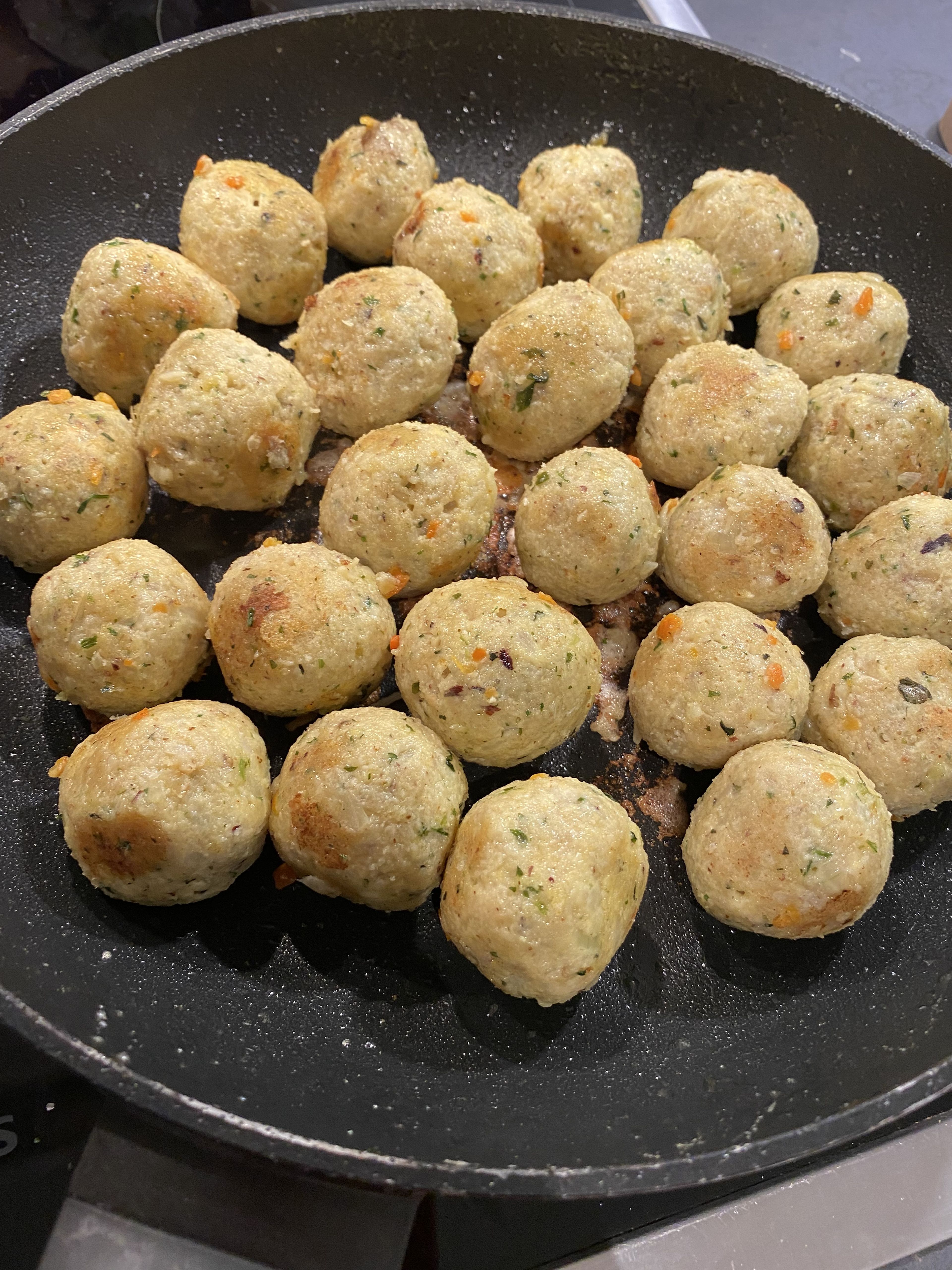 Die Köttbullar lassen sich auch super vorbereiten und einfrieren.