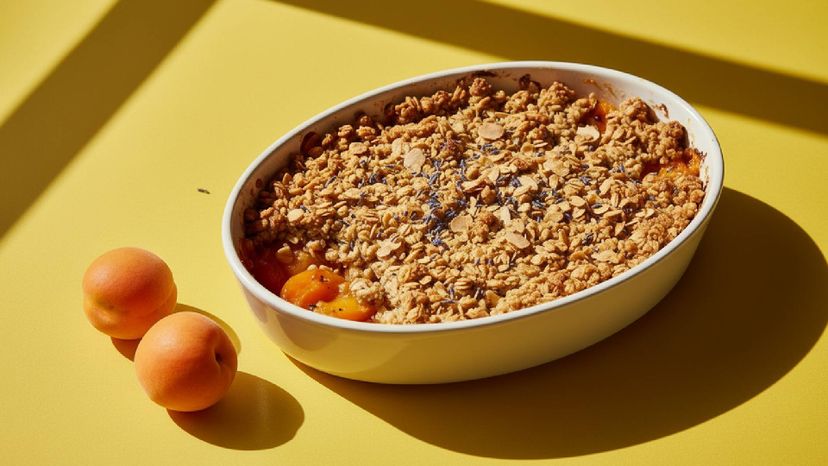Sommerliches Dessert aus dem Ofen: Aprikosen-Lavendel-Crumble