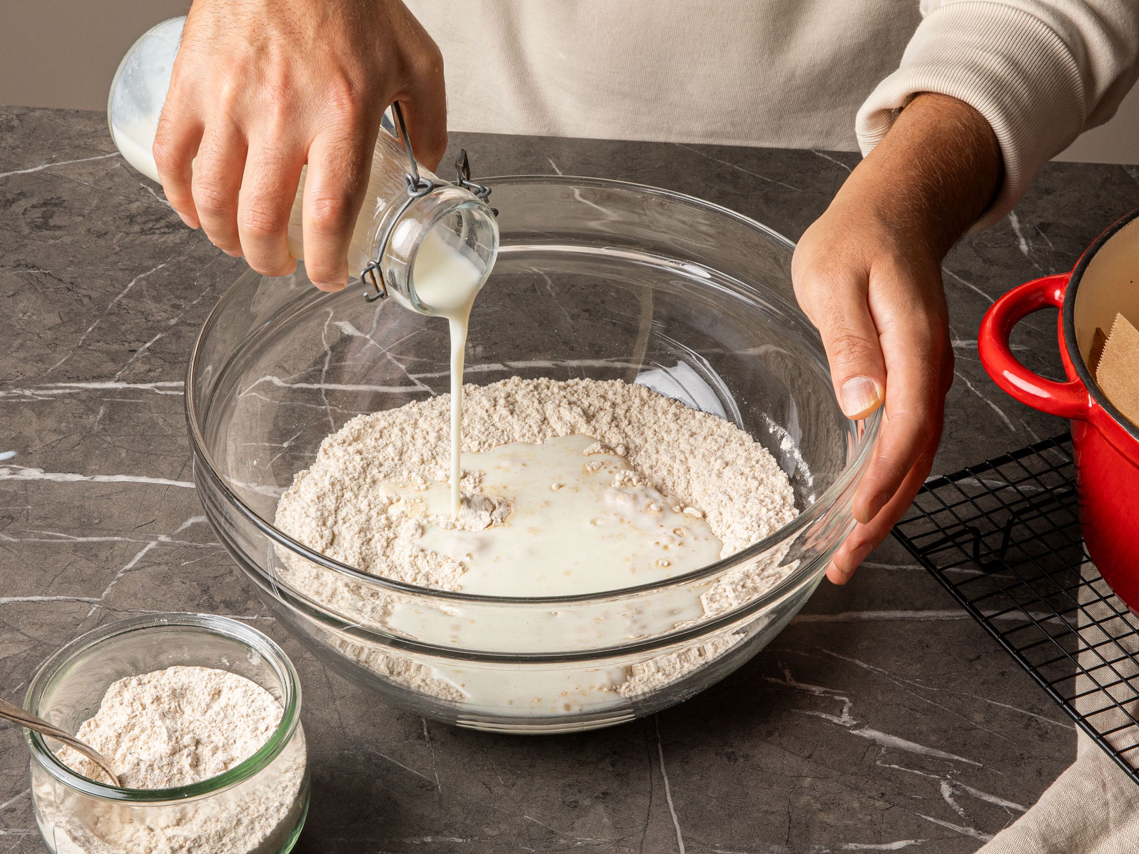 Backofen auf 230°C (Ober-/Unterhitze) vorheizen. In einer großen Schüssel Mehl, Backnatron und Salz mischen. In der Mitte eine Mulde formen und die Buttermilch hineingeben. Alles mit den Händen oder einem Gummispatel verrühren, bis alle Zutaten gerade vollständig vermengt sind. Den Teig mit Hilfe des Spatels zu einer groben Kugel formen.