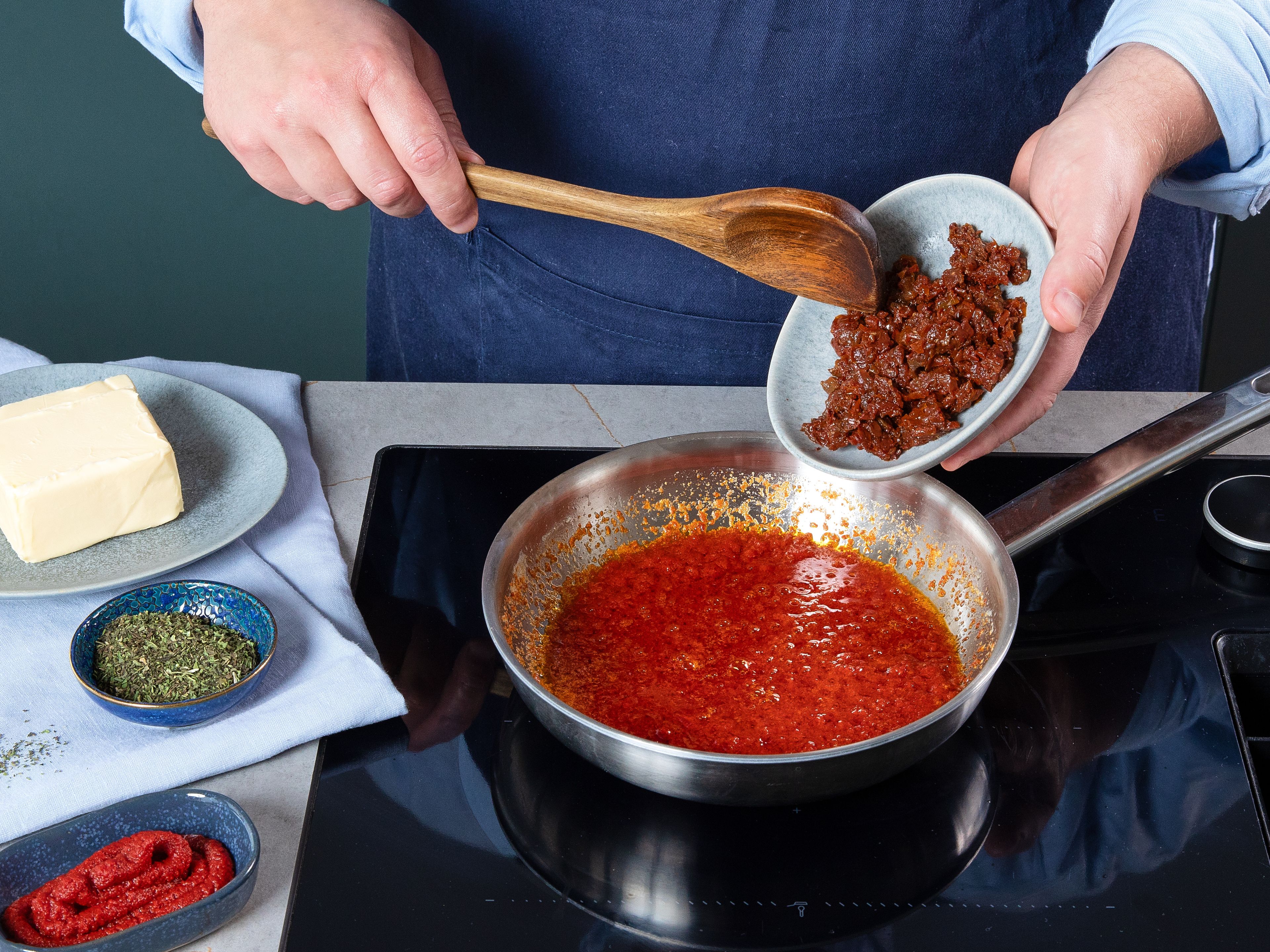 Für die Tomatenbutter getrocknete Tomaten fein hacken. Butter in einem kleinen Topf bei mittlerer Hitze schmelzen. Getrocknete Tomaten hinzufügen und ca. 2 Min. anbraten. Tomatenmark einrühren und weitere ca. 2 Min. mitrösten. Vom Herd nehmen und die getrocknete Minze einrühren.