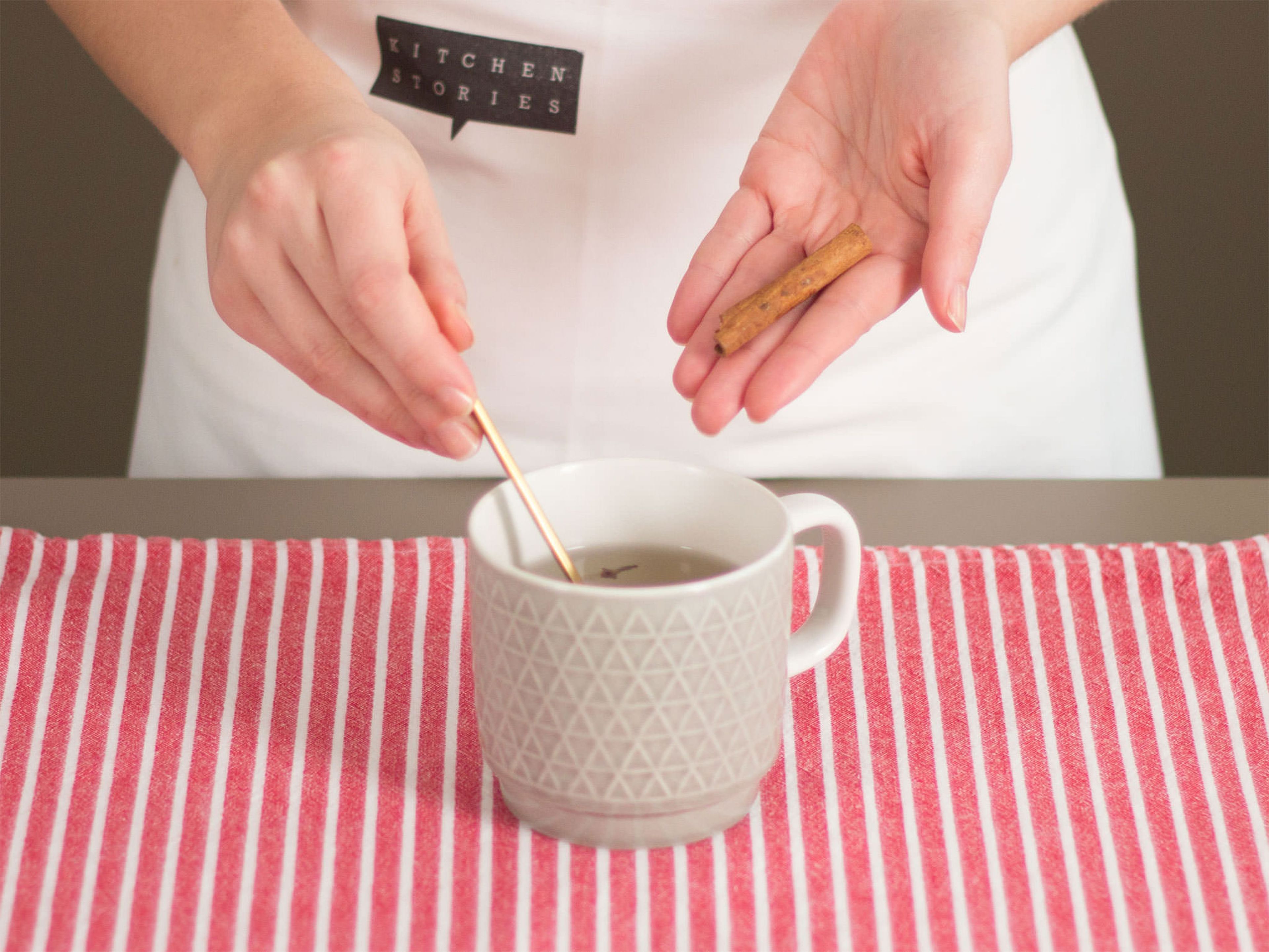 Pour hot water into a mug. Add honey, cloves, and cinnamon stick. Allow to cool for approx. 2 – 3 min.