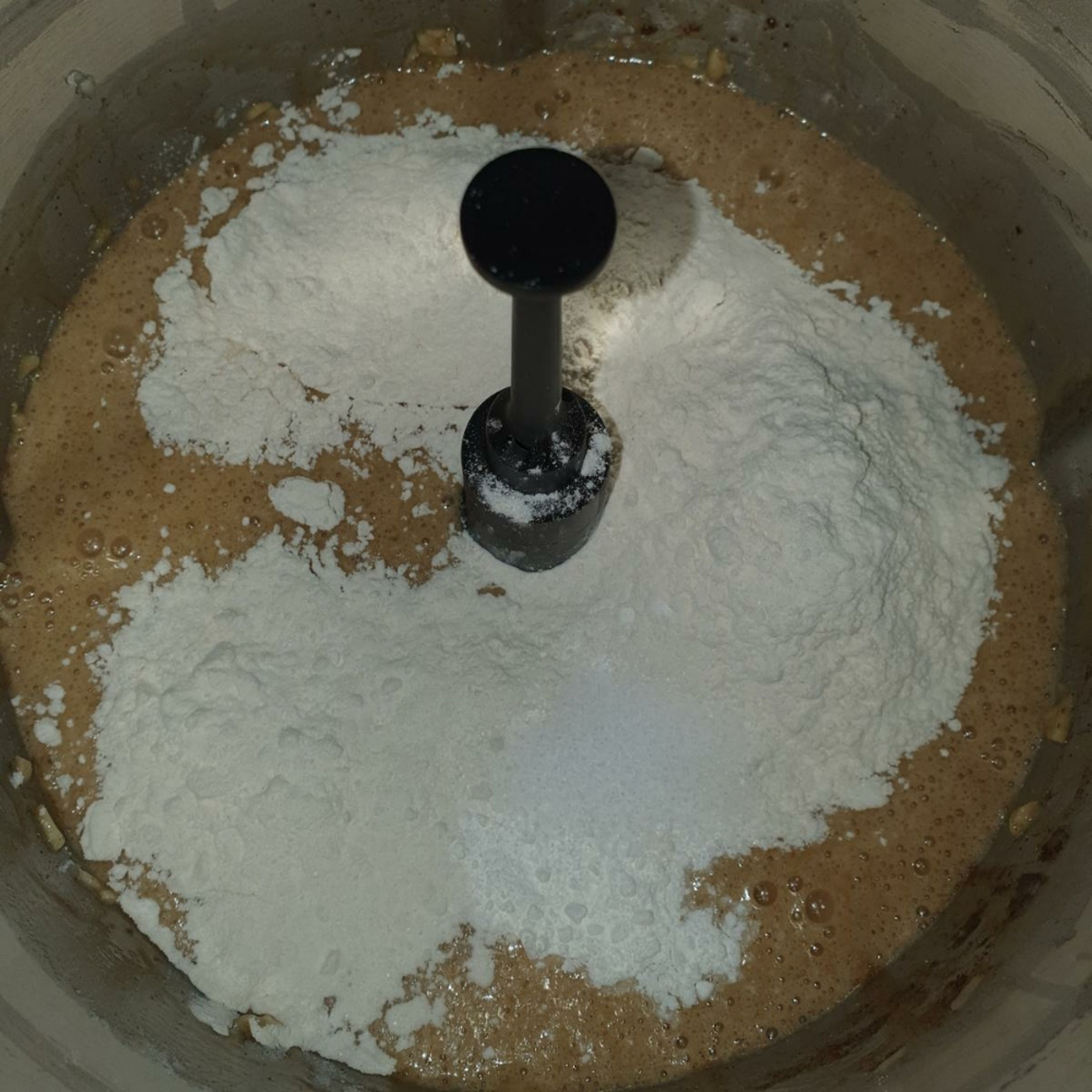 Mehl und Backpulver im Cookit einwiegen und 1 TL Salz hinzufügen. Anschließend, bei geschlossenem Deckel und eingesetztem Messbecher zu einem glatten, geschmeidigen Teig verrühren (Universalmesser | Stufe 12 | 2 Min.).