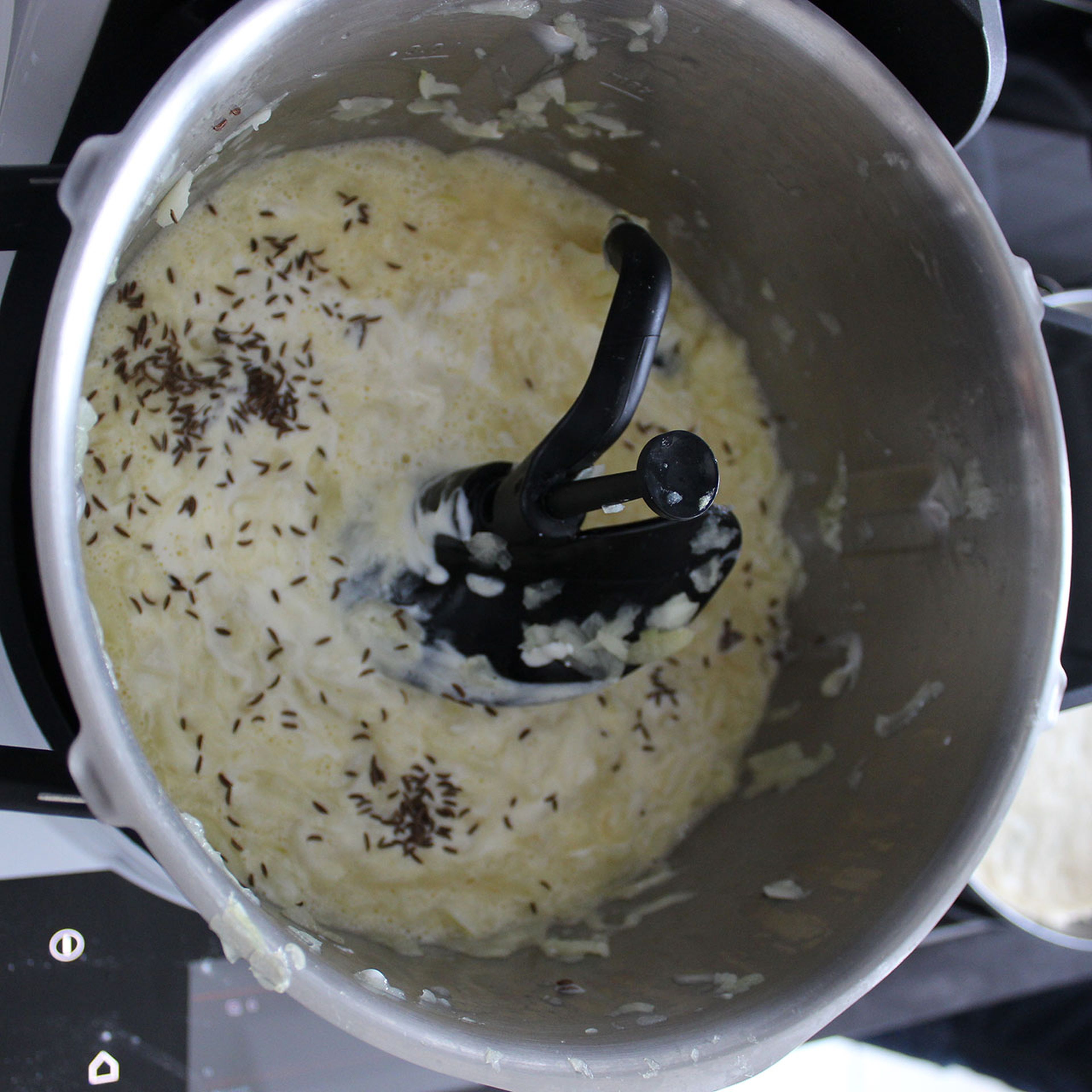 Mehl hinzufügen und unter die Zwiebelmasse mischen (Cookit 3D-Rührer | Stufe 5 | 15 Sek.). Die Eier separat schaumig rühren und hinzugeben. Dann die saure Sahne, Kümmel, Salz und Speck zur Masse hinzufügen und mischen (Cookit 3D-Rührer | Stufe 5 | 30 Sek.).