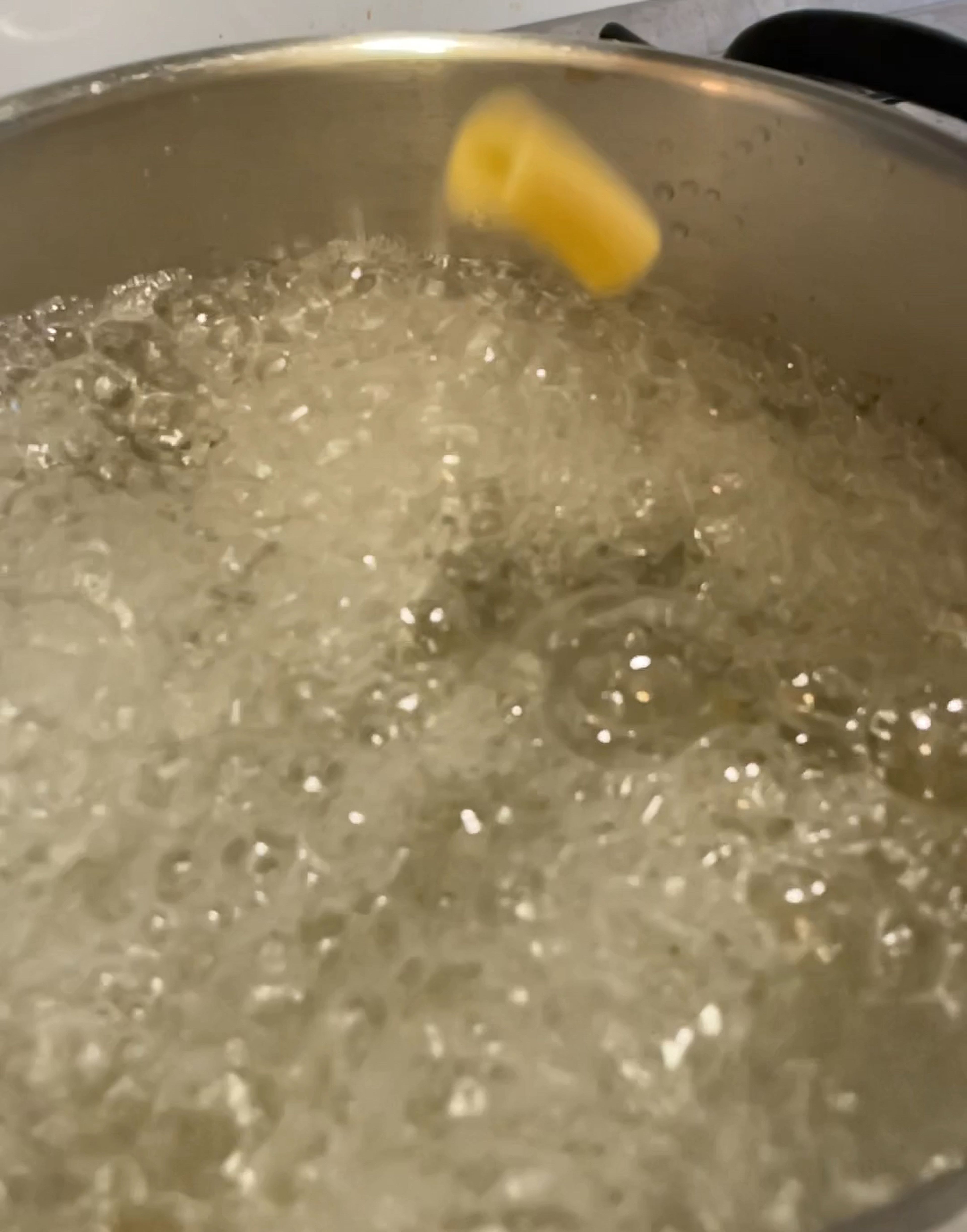 Als Nächstes werden die Nudeln in kochendes Salzwasser gegeben und allerhöchstens al dente gekocht. Ich achte darauf, dass sie noch ein bisschen hart sind, da sie im Ofen noch weiterkochen können und so die perfekte Konsistenz bekommen.