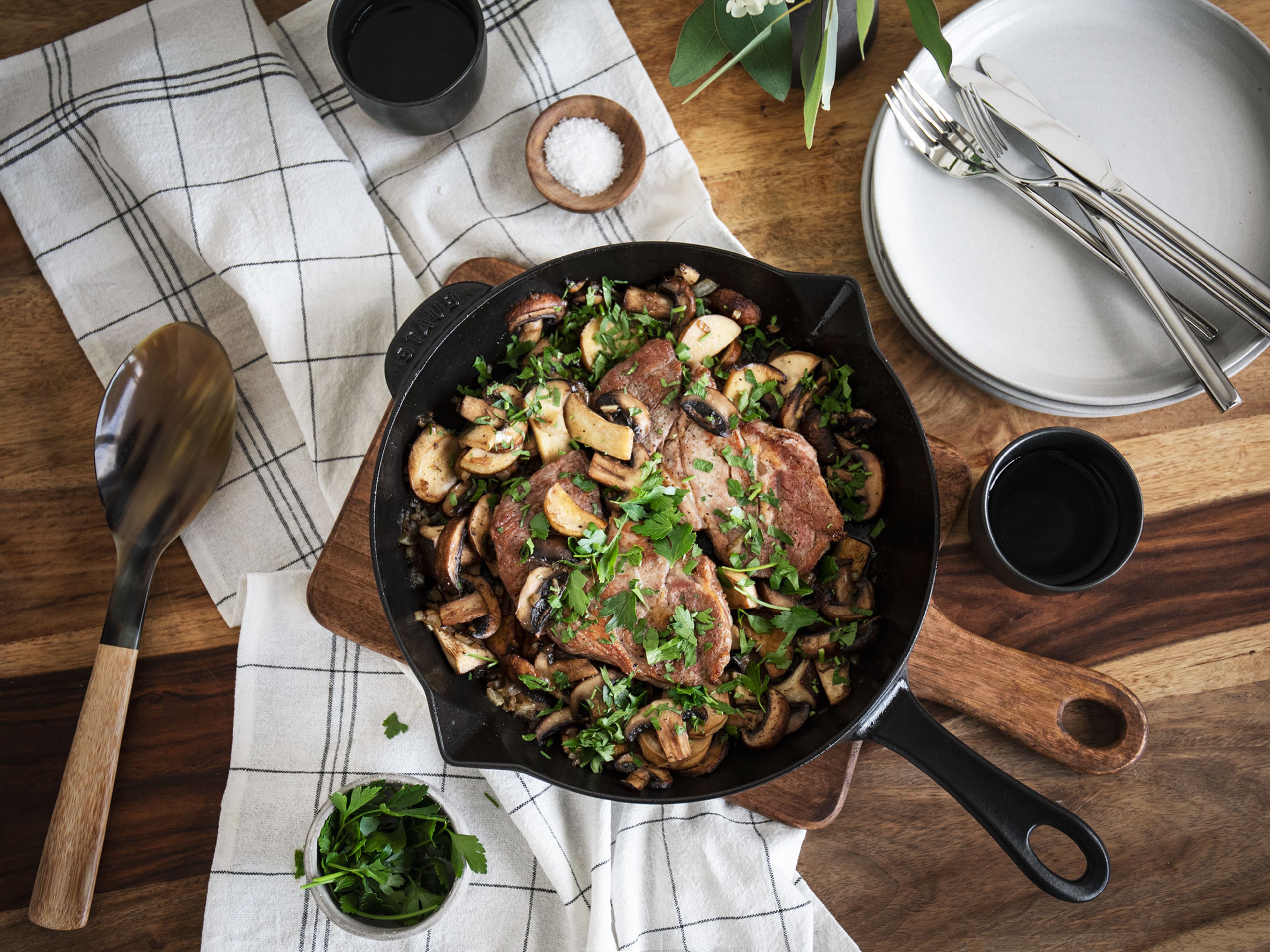 Simple pan-fried steak with mushrooms