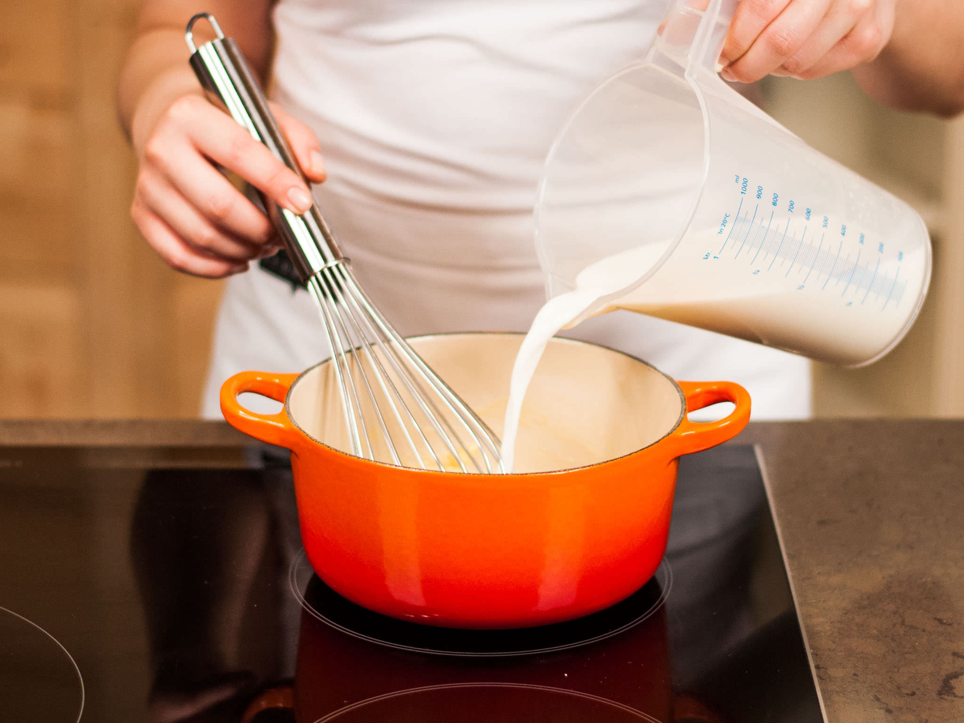 In einem Topf Butter schmelzen, Mehl hinzugeben und gut umrühren, bis sich das Mehl vollständig mit der Butter verbunden hat. Anschließend unter stetigem Rühren mit Milch auffüllen und kräftig mit Muskatnuss, Salz und Pfeffer würzen.