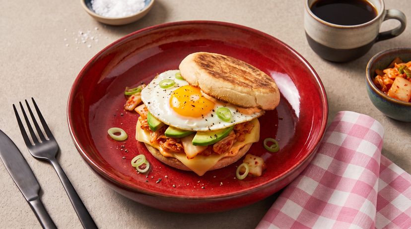 Pepp für deinen Morgen: würziges Kimchi-Sandwich mit Spiegelei und Avocado