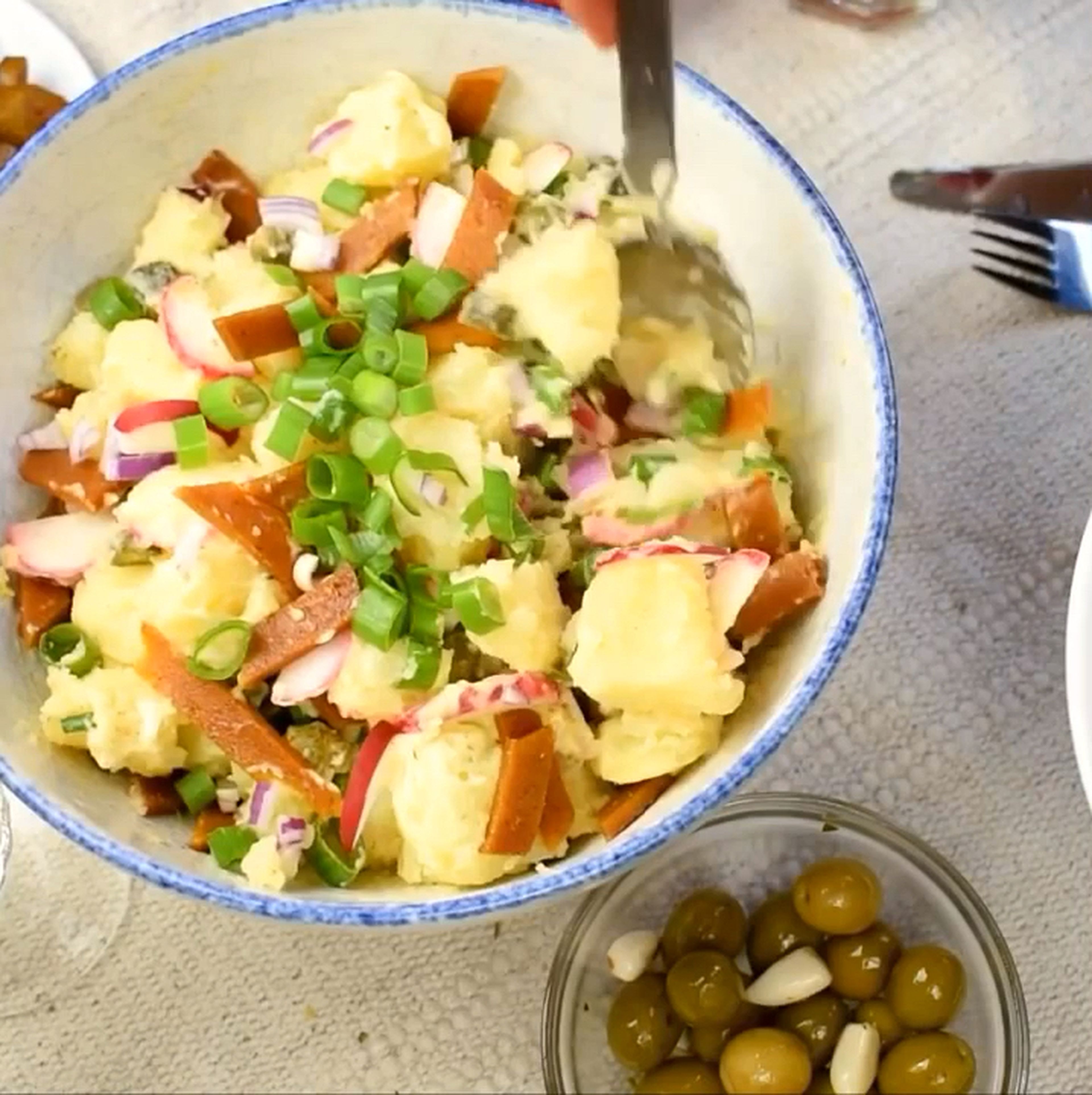 Alle Zutaten miteinander vermengen und mit Salz, Pfeffer abschmecken und mit Frühlingszwiebeln garnieren. Wenn möglich, etwa 2 Stunden im Kühlschrank durchziehen lassen.