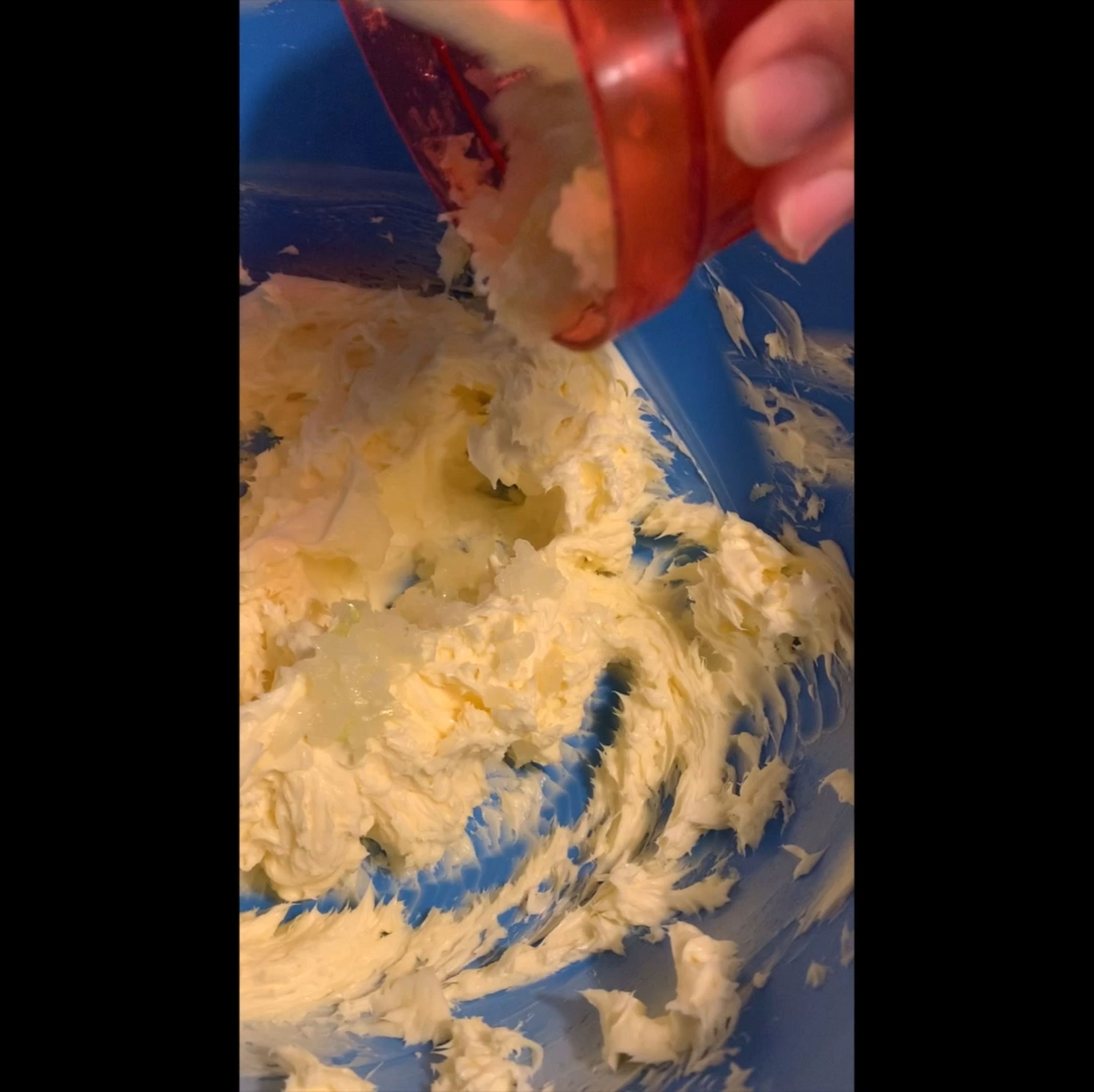 Zwiebel in kleine Würfel schneiden und der Schüssel zugeben.