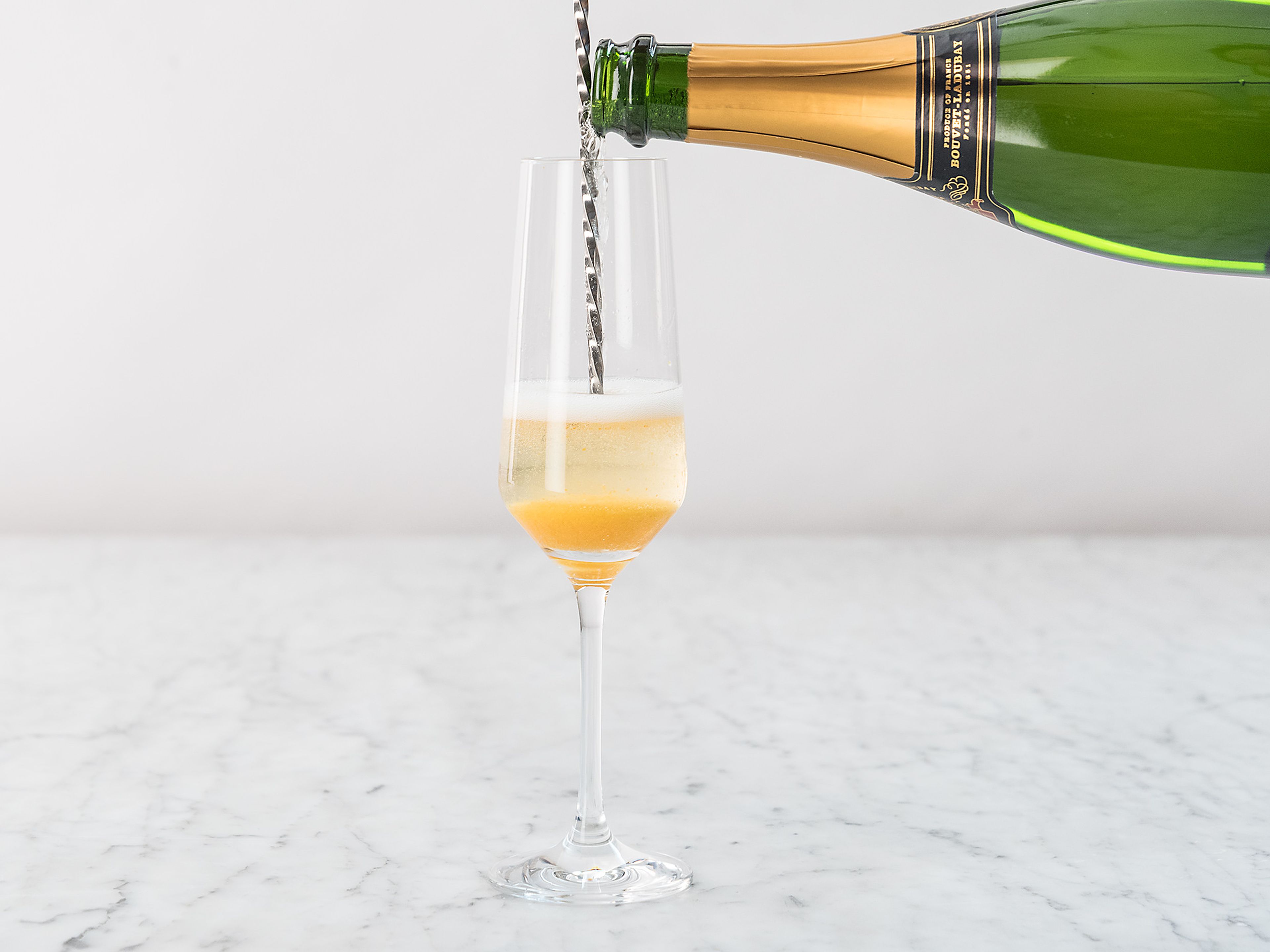 Einige Löffel Pfirsichpürée in jedes Champagnerglas geben. Mit gekühltem Champagner aufgießen. Prost!