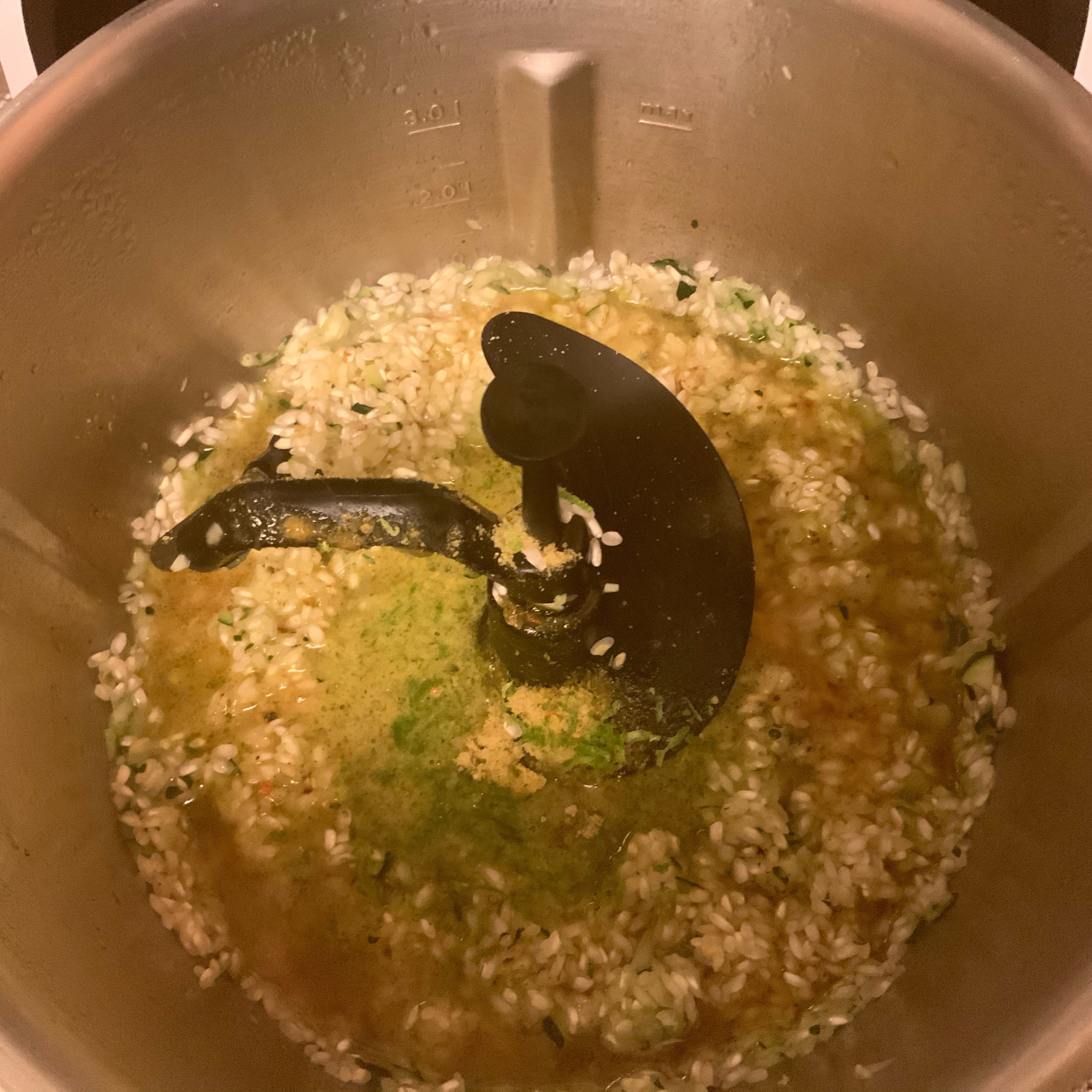 300ml Brühe, Abrieb der Limette, Limettensaft und 60ml Weisswein zufügen und köcheln lassen (Cookit 3D-Rührer I 95 Grad I Stufe 2 I 25min).