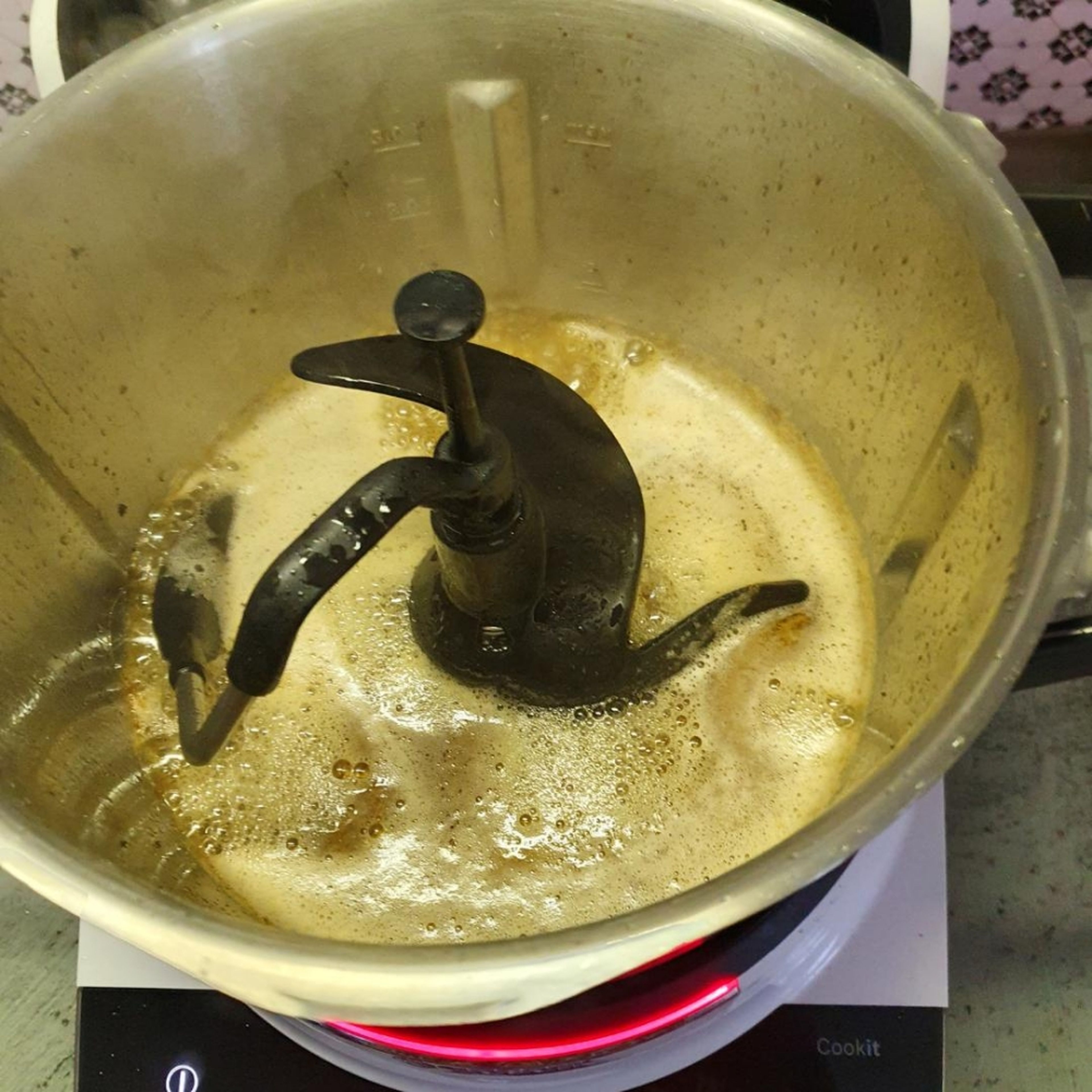 Cookit 3-D-Rührer einsetzen, Messbecher entnehmen, 125g Butter in den Topf einwiegen, diese kurz hoch erhitzen (3-D-Rührer | Stufe 3 | 160°C | 4 Min.) die Butter sollte bereits geschmolzen und ein Knistern hörbar sein. Ansonsten noch etwas Zeit zugeben, aber darauf achten, dass die Butter nicht verbrennt. Dann die Temperatur reduzieren und die Butter auf mittlerer Temperatur bräunen lassen (3D-Rührer | Stufe 5 | 150°C | 6 Min.).