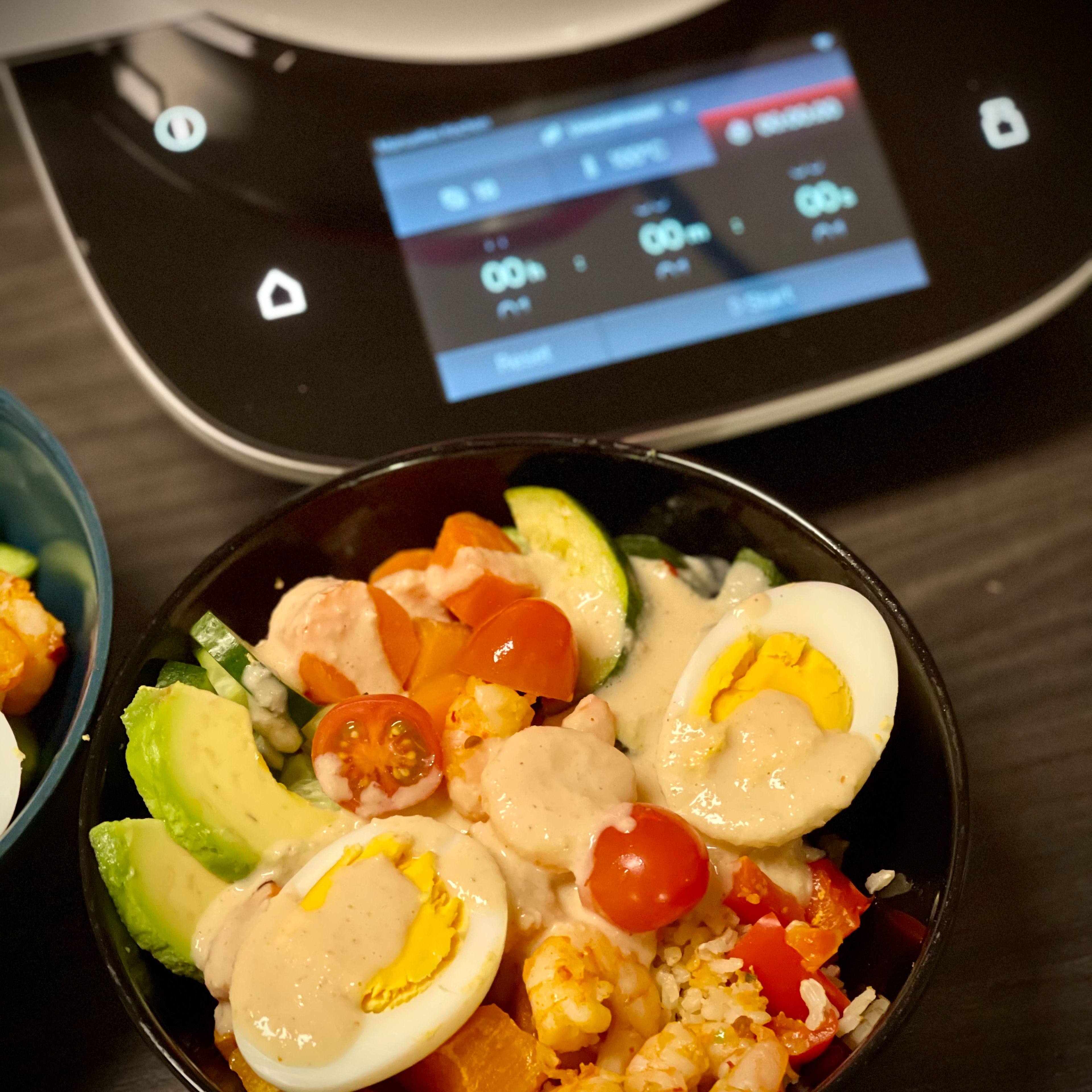Währenddessen die Eier schälen und halbieren und 4 Bowls mit Paprikareis, Karotten, Zucchini, Süßkartoffeln, Eiern und weiterem Gemüse nach Belieben anrichten. Saté-Sauce bei geschlossoenem Deckel pürieren (Universalmesser | Stufe 18 | 30 Sek.) und Bowl mit Saté-Sauce garnieren.