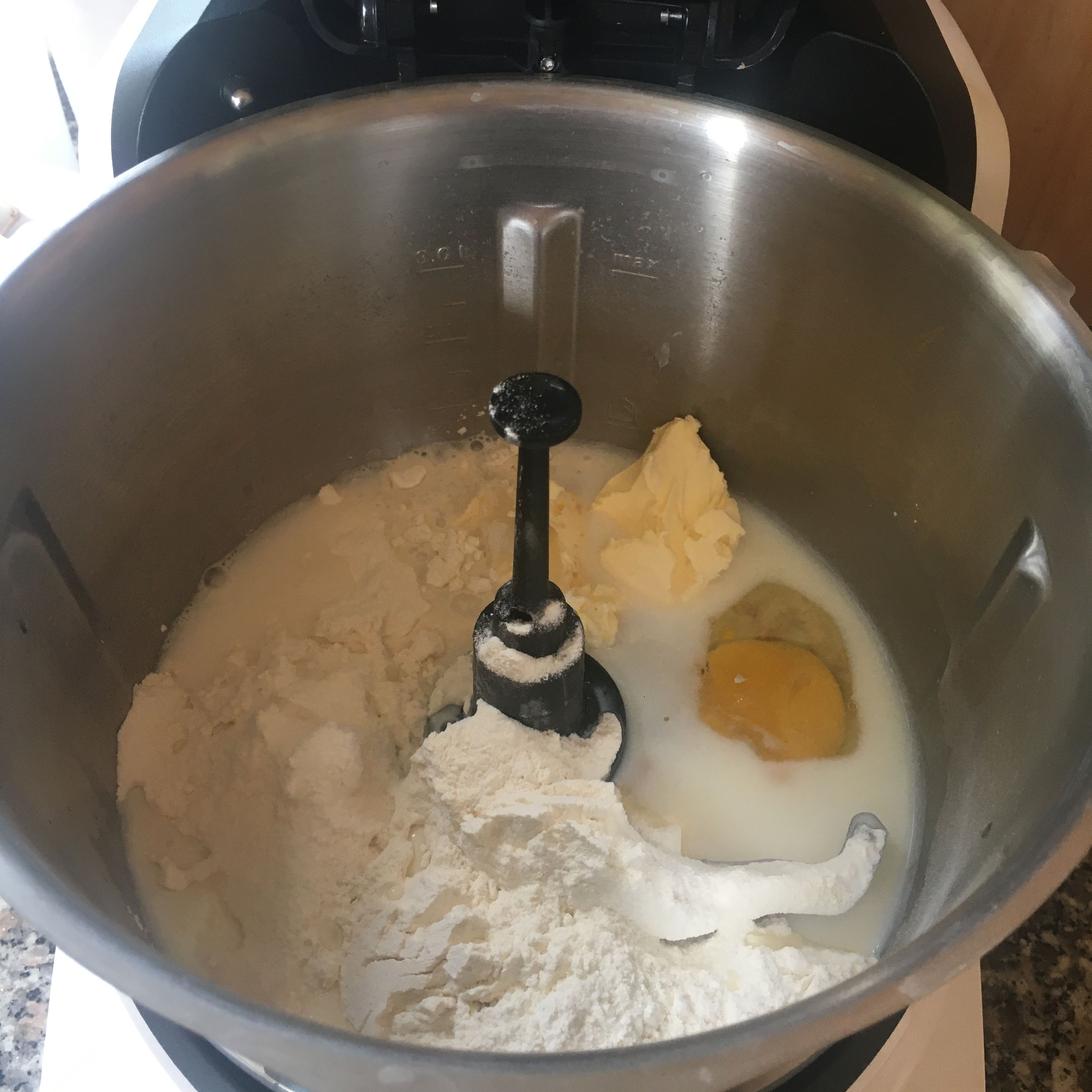 Im Cookit, Automatikprogramme wählen, Teige, Teigprogramm 2, weiche Teige, Cookit Universalmesser einsetzen, Zutaten einwiegen, Mehl, Hefe, Butter, Zucker, Salz, 1 Ei, 100ml Wasser + 20g Milch, alles im Teig Programm 2 Zubereiten, Cookit Universalmesser entnehmen, Programm Teig gehen lassen (30min.) benutzen