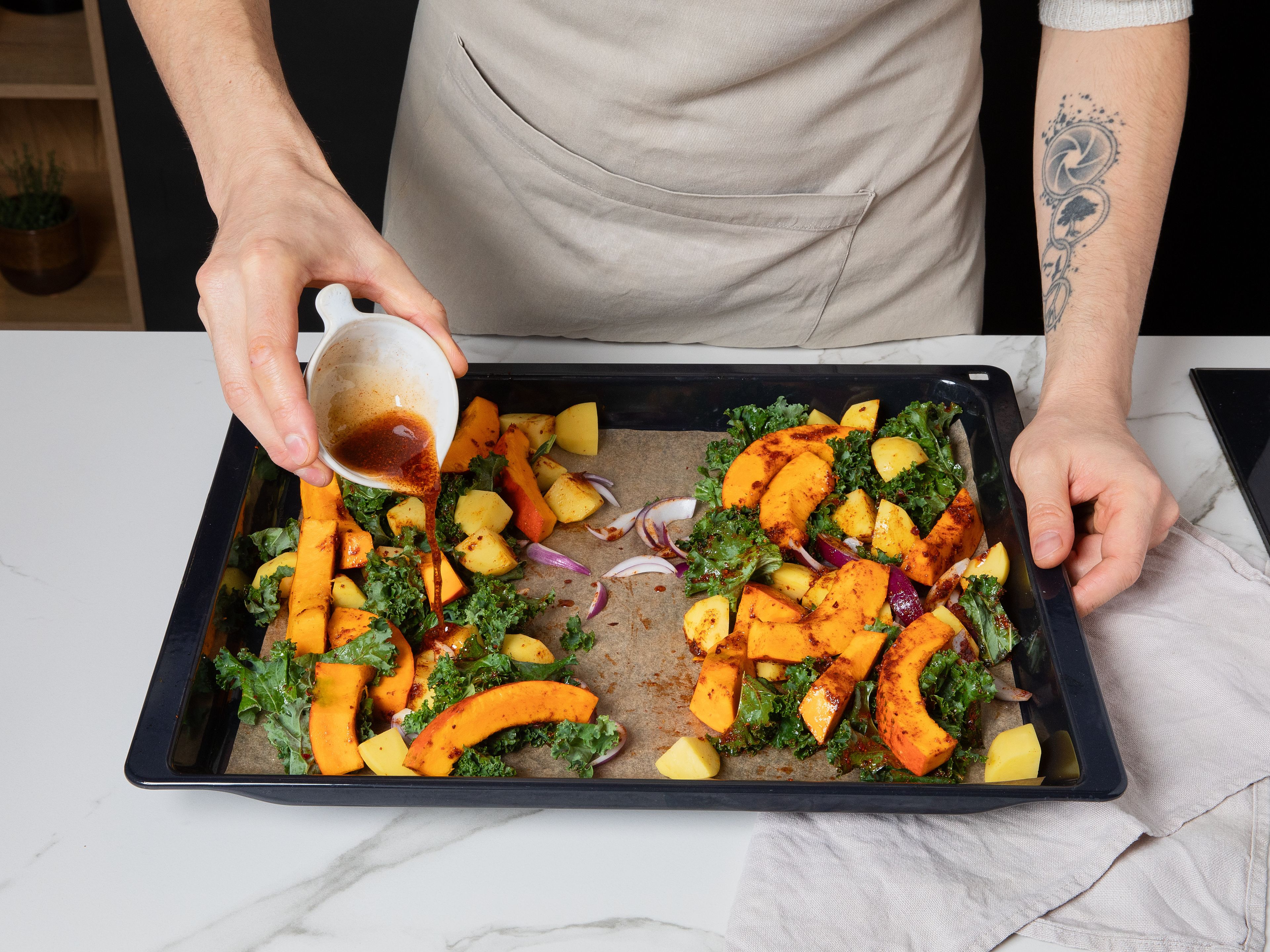 Kartoffeln, Kürbis, Zwiebeln und Grünkohl auf ein Backblech geben, etwas Platz für das Filet lassen. In einer kleinen Schüssel Olivenöl, Paprikapulver, Chiliflocken, Salz und Pfeffer verrühren und über das Gemüse träufeln. Gut vermengen und im Ofen ca. 18–20 Min. rösten, bis alles leicht gebräunt ist. Währenddessen mit dem Rezept fortfahren.