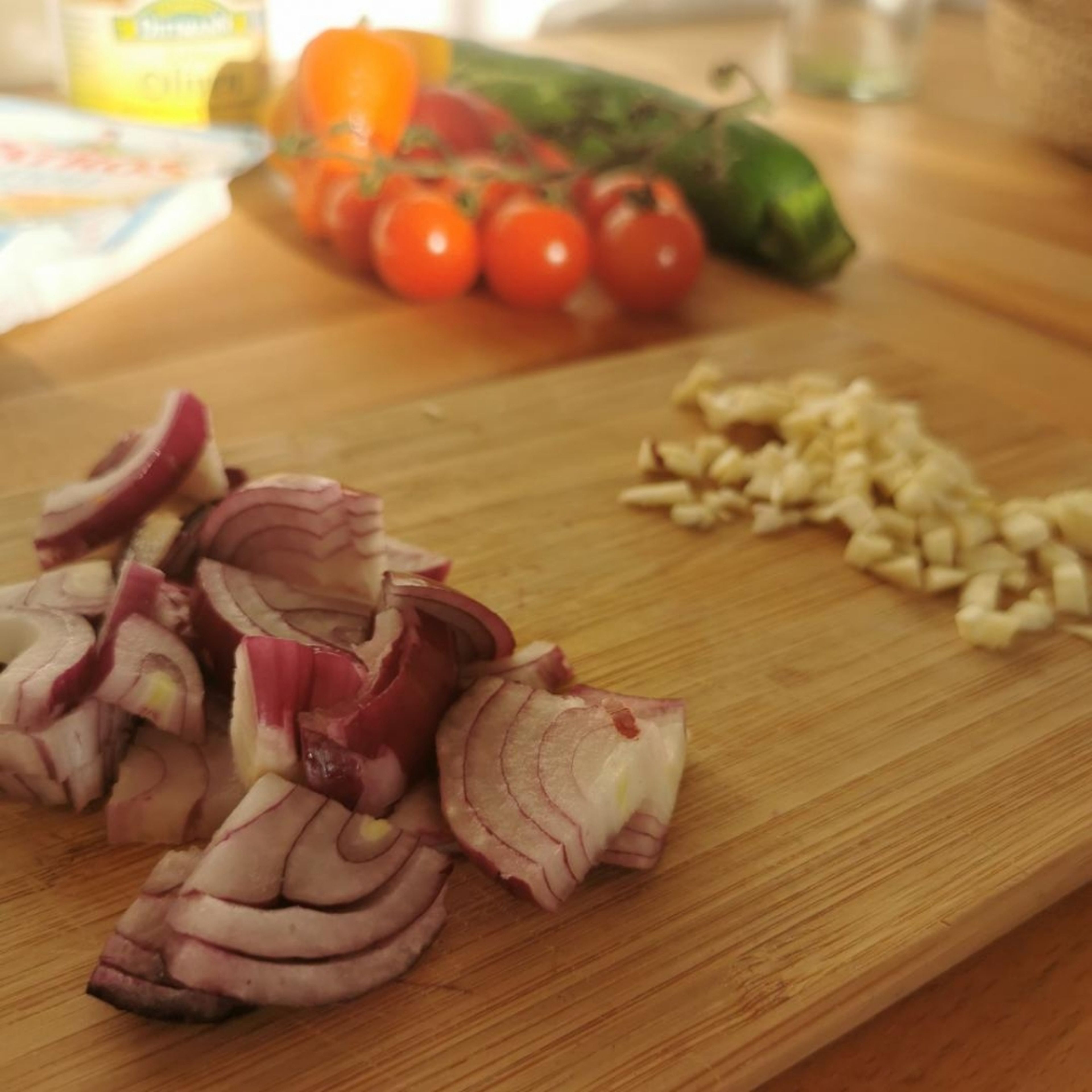 Schneide den Knoblauch und die Zwiebel nach Belieben klein.