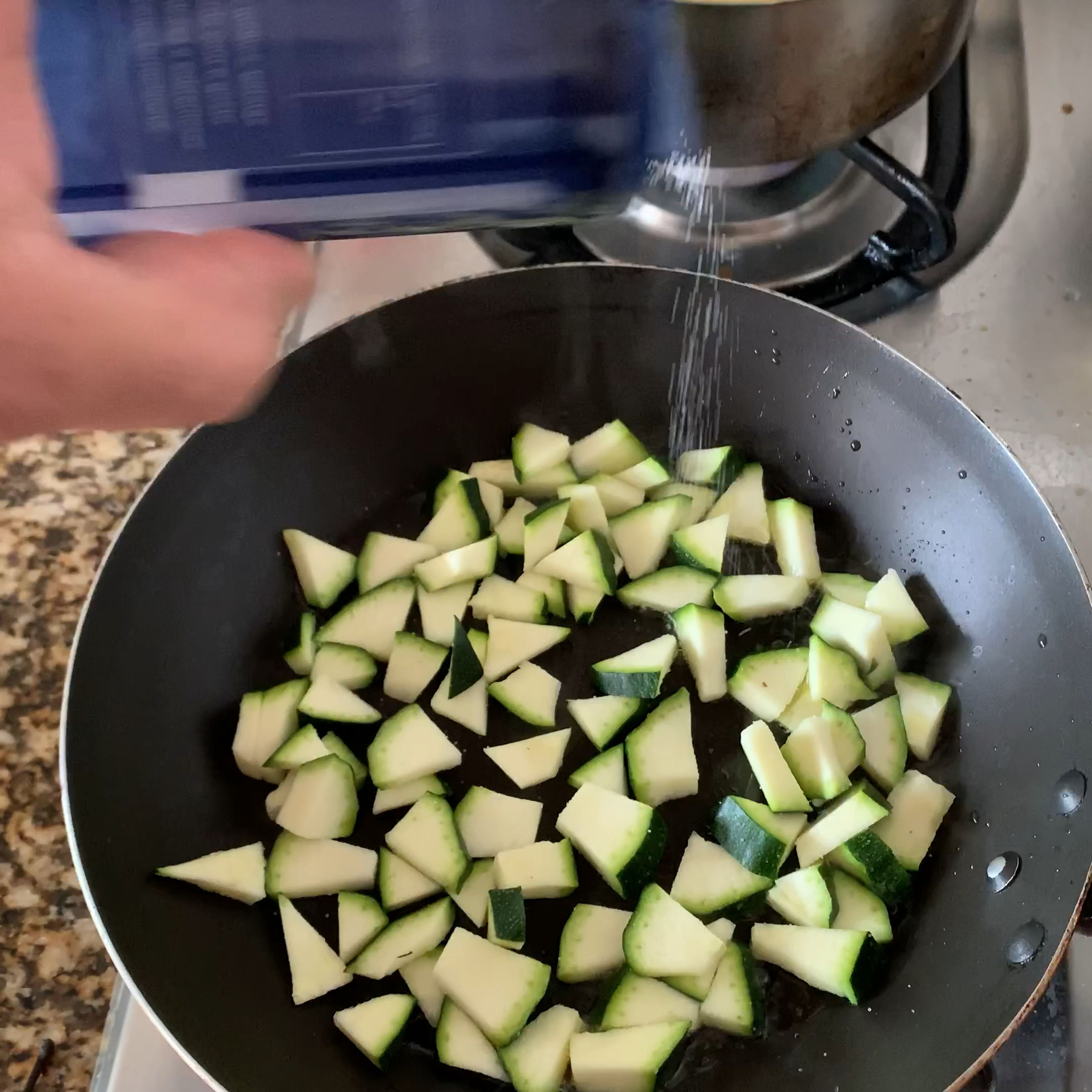 In a hot skillet, add the olive oil and sauté the zucchini, seasoning with salt and pepper. I prefer to sauté separately, in order to get all of them brown.