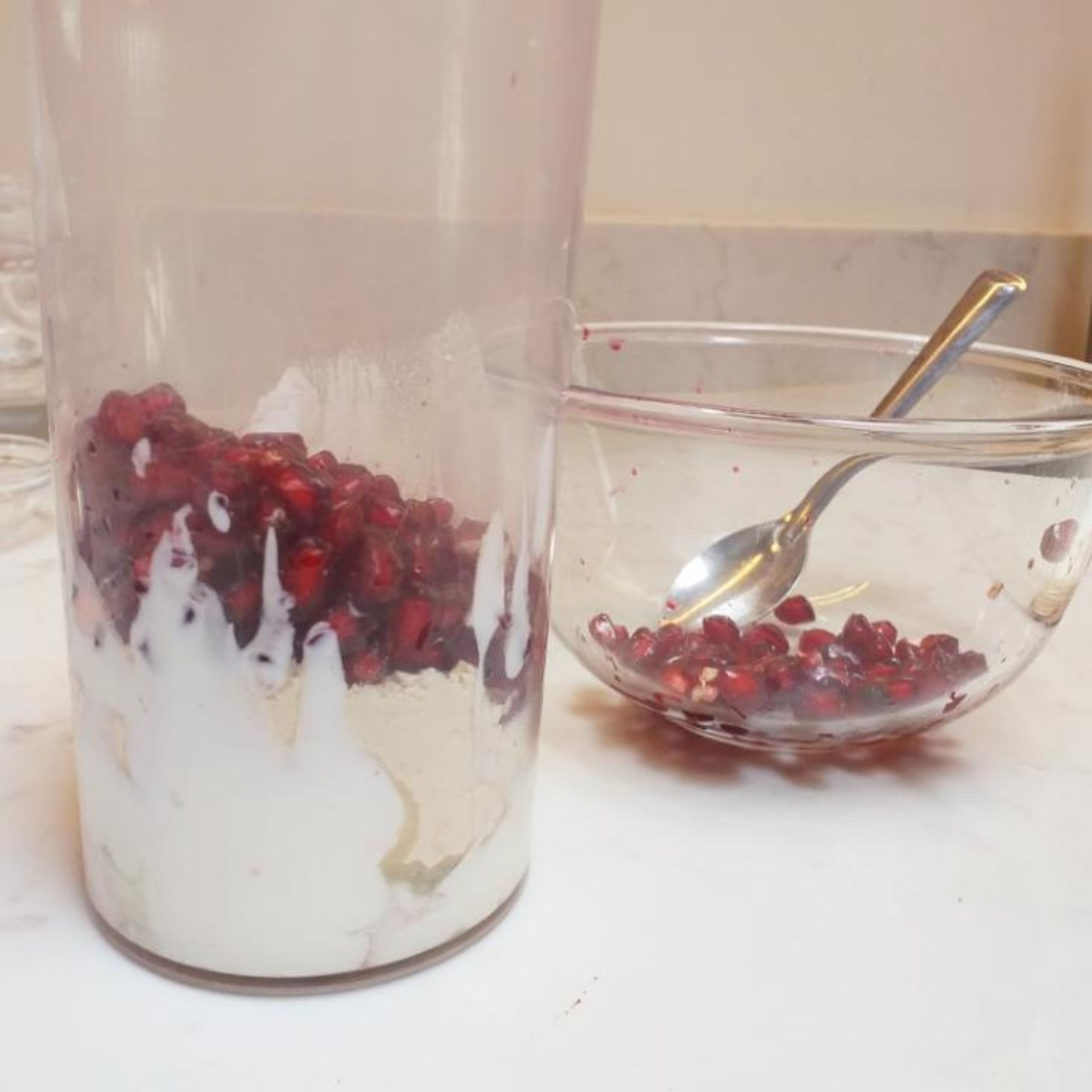 In a large bowl ad the yogurt, the soft cheese, the protein powder and the Chía seeds together with half of the pomegranate (keep the rest for decoration or serving) and mixed all together. Yo can also add now half of the sweetner.