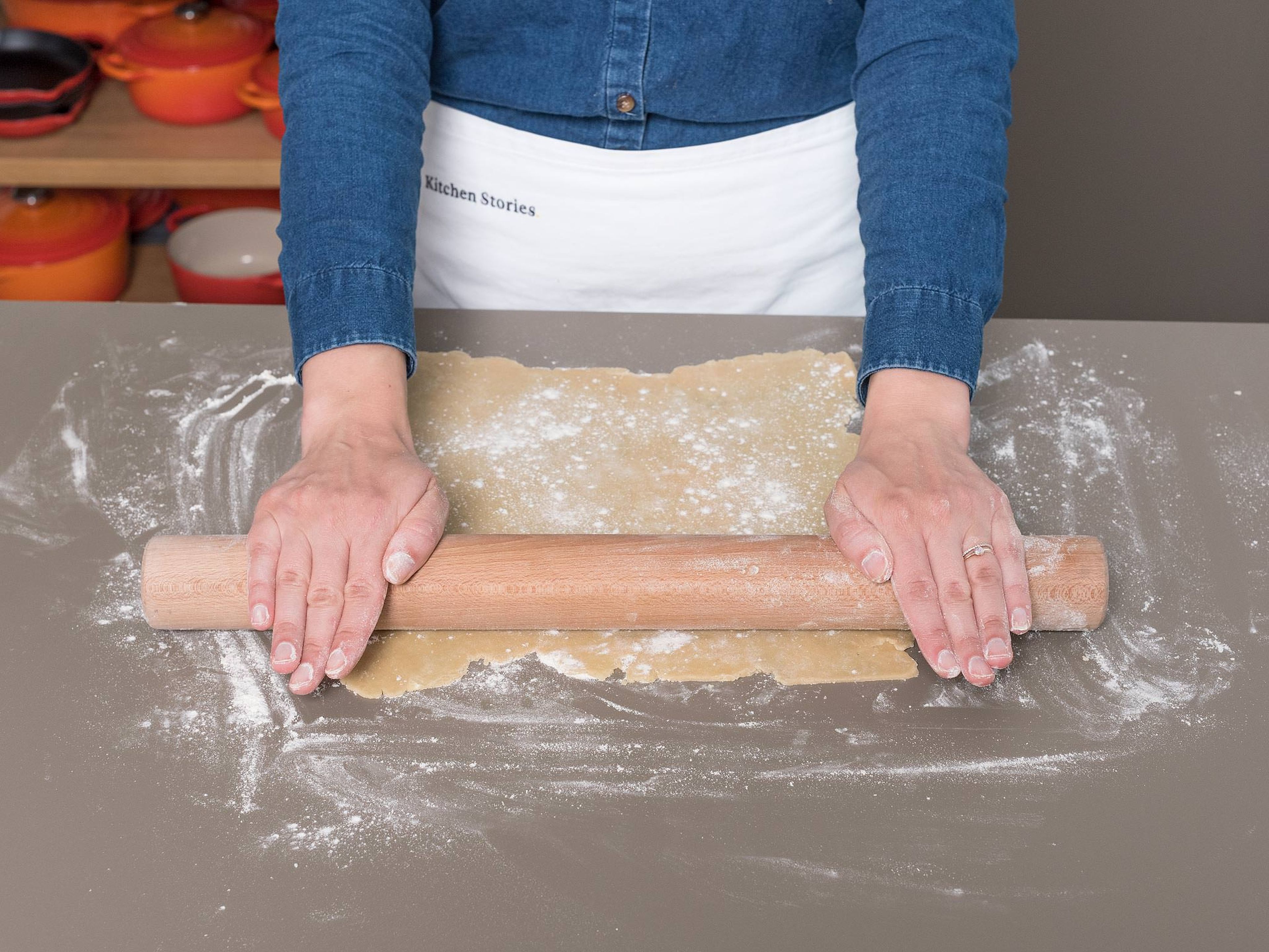 Preheat oven to 200°C/400°F. Remove the dough from the refrigerator and let it sit for approx. 5 min. at room temperature. On a lightly floured work surface, roll out dough to a 30-cm/12-in square. Carefully transfer the dough to a baking sheet lined with parchment paper. Spread mascarpone filling over the dough in an even layer, leaving a border around the edges.