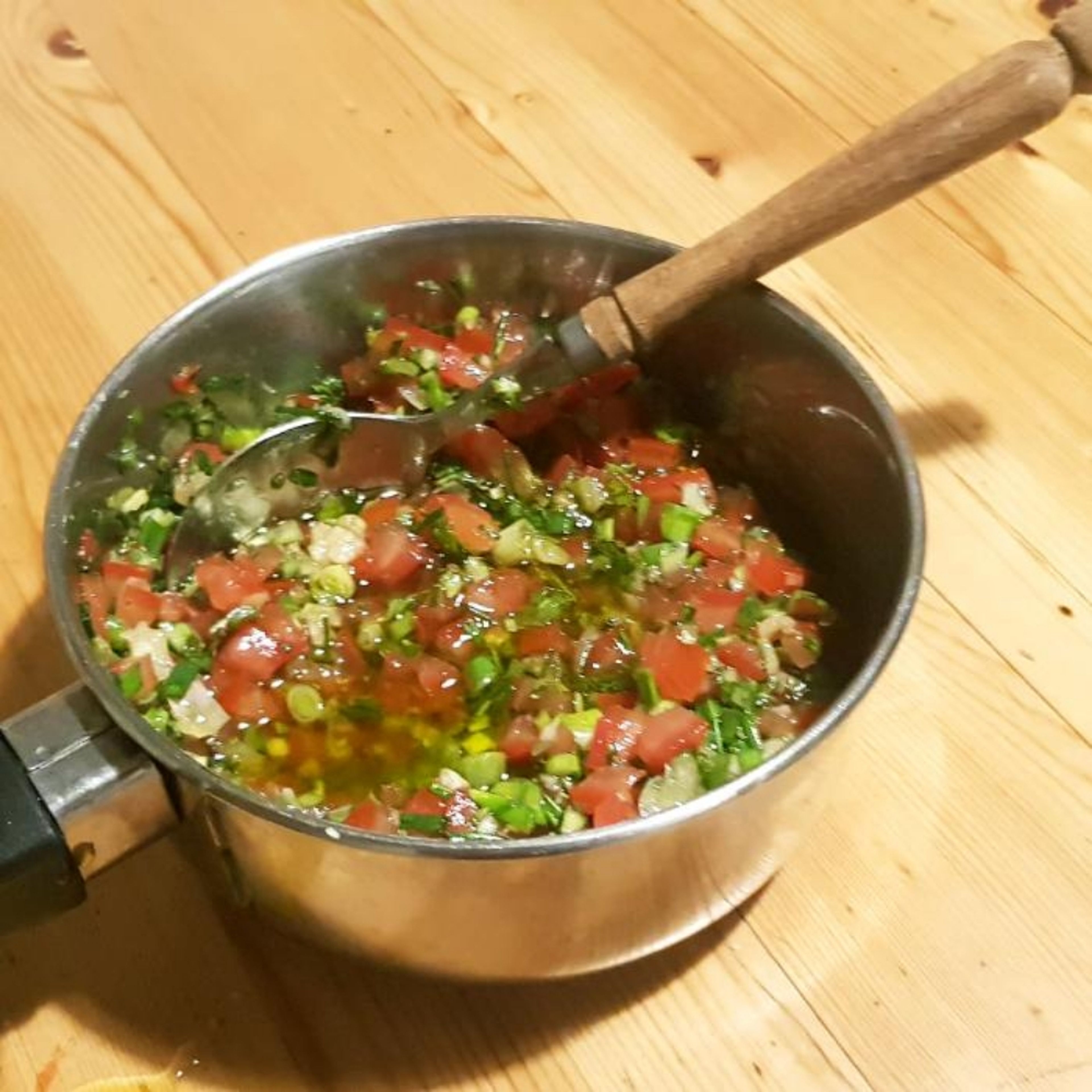 Währenddessen den Dip vorbereiten. Die Tomaten entkernen (Inneres einfach nebenbei essen) und ganz fein schneiden. Frühlingszwiebeln, Knoblauch und Kräuter ebenfalls sehr fein hacken. Alles mit Olivenöl vermengen und mit Salz, Pfeffer und Agavendicksaft abschmecken und ziehen lassen. Kurz bevor die Artischocken fertig sind, den Dip erwärmen.