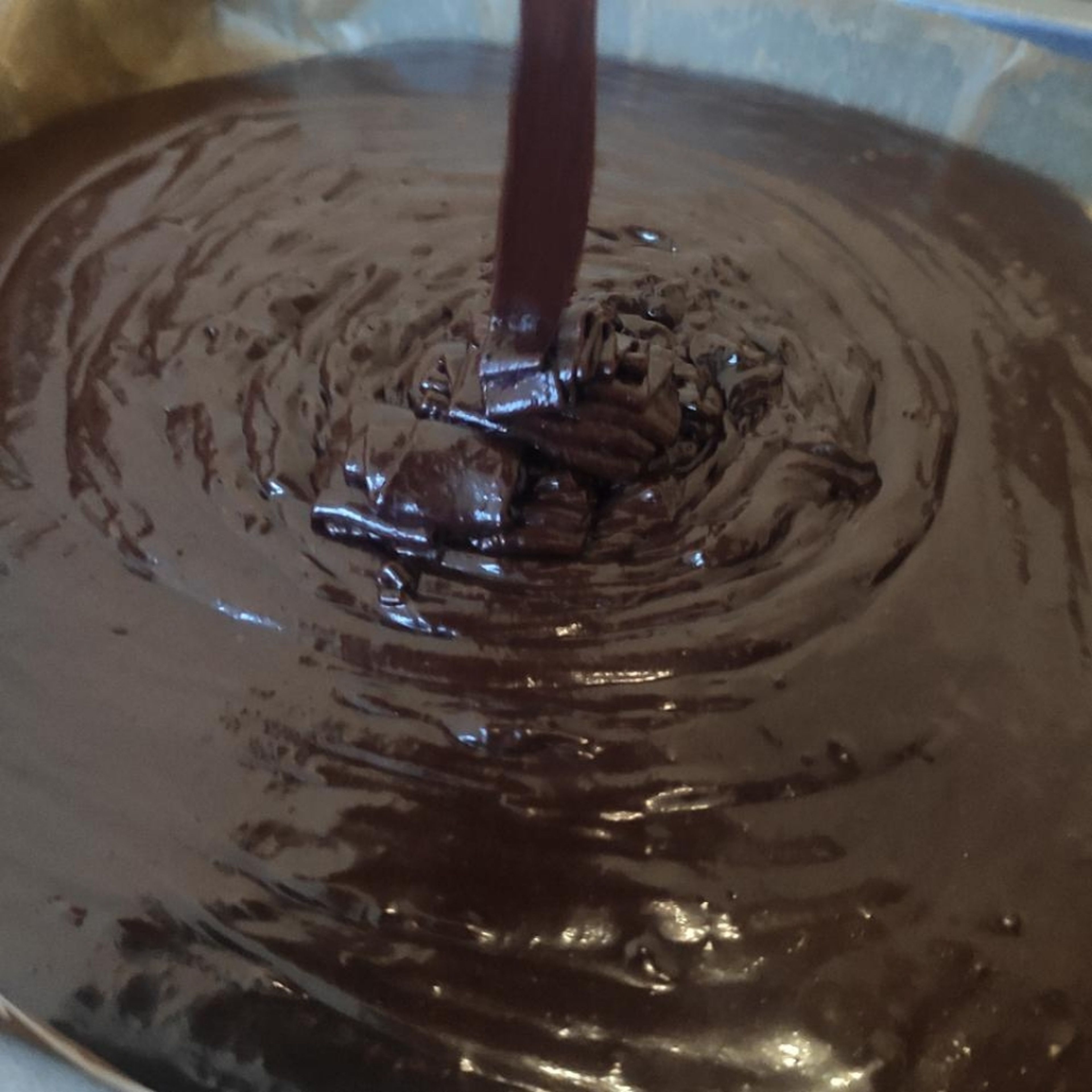 Die Masse in die Backform geben und die Oberfläche Glätten. Wer will kann hier noch Schokoladenstücke drauf streuen. Anschließend in den Ofen geben und 20-25 Minuten Backen (für mein Backofen und Form sind 22 Minuten perfekt). Die Masse sollte nicht länger wie Pudding sein und wenn man mit einem Zahnstocher reinsticht sollte etwas daran kleben bleiben. Danach alles abkühlen lassen und dann Zuschneiden.