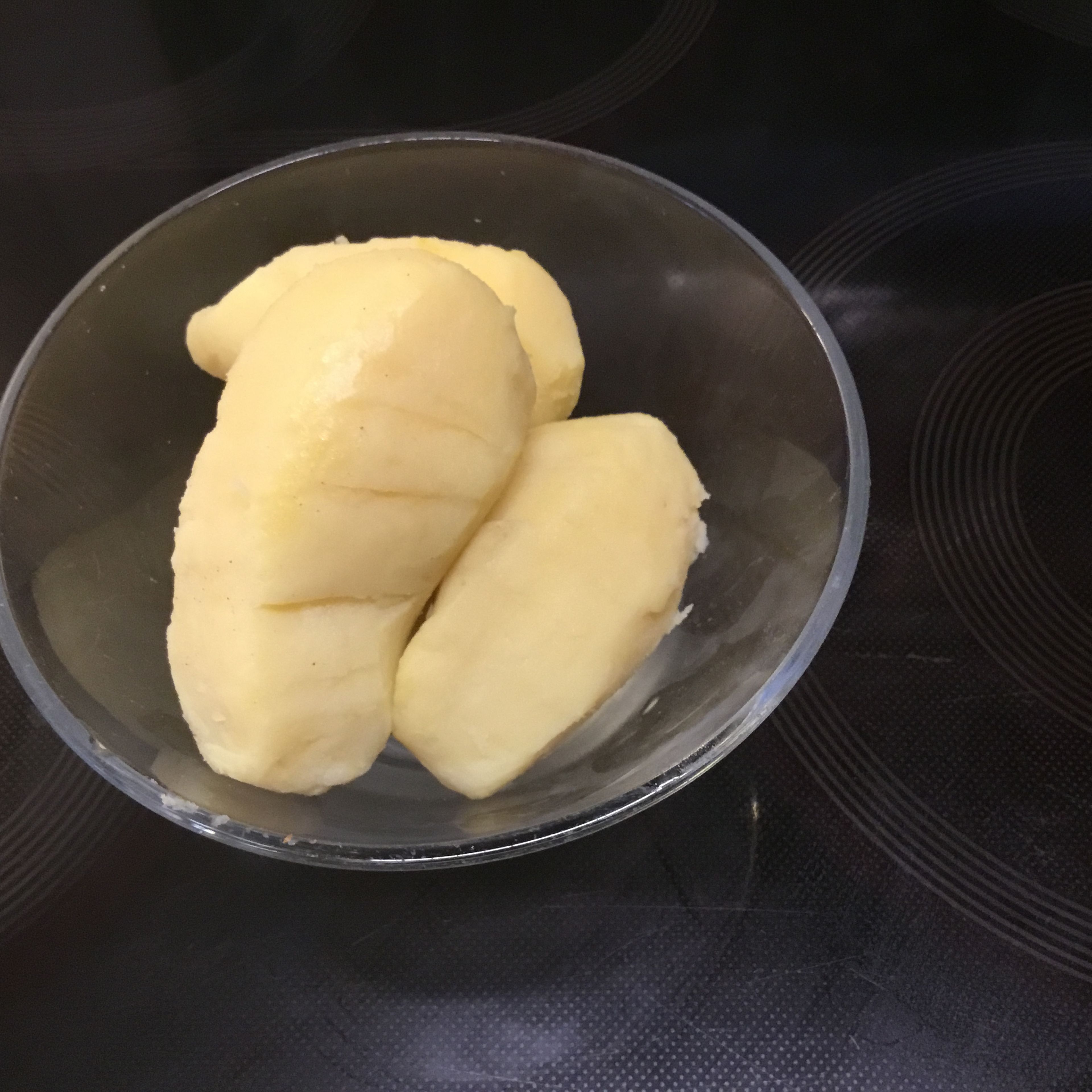 Gekochte Bratkartoffeln schälen und Zwiebel schälen und in kleine Würfel schneiden. Eine Hälfte der Zwiebel für die Bratkartoffeln, die andere Hälfte für die Reherl.