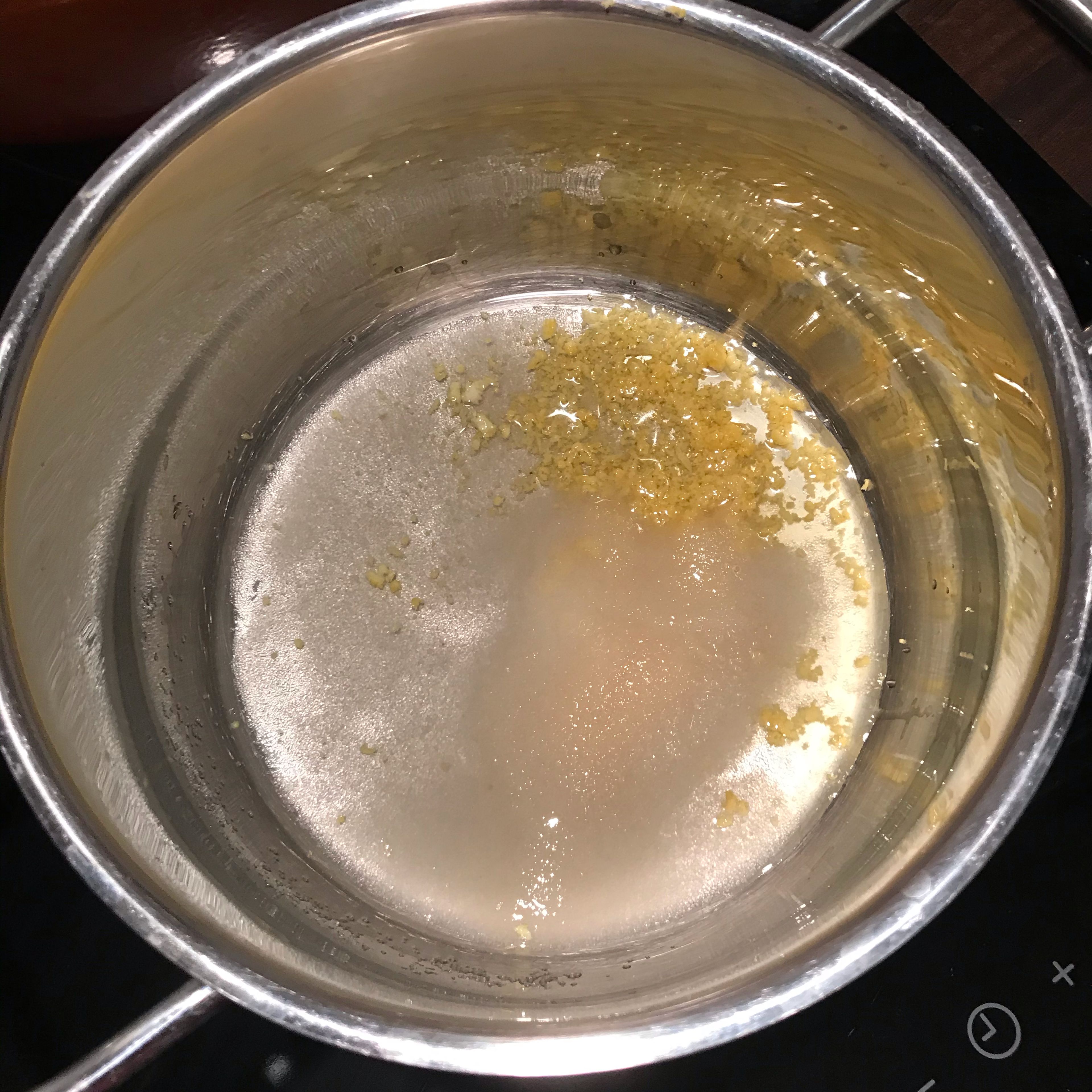 Füge jetzt den Zucker und das Wasser hinzu.