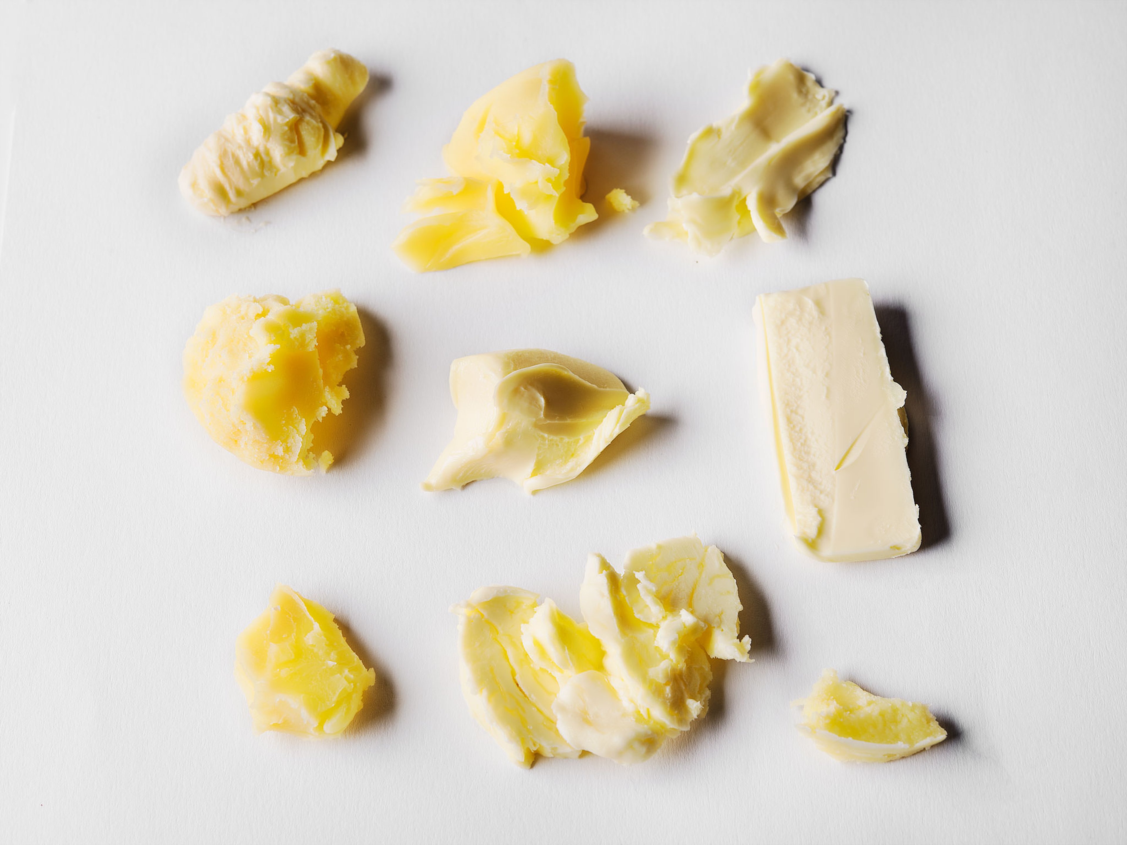 Worin unterscheiden sich Sauerrahm-, Süßrahm- und geklärte Butter?