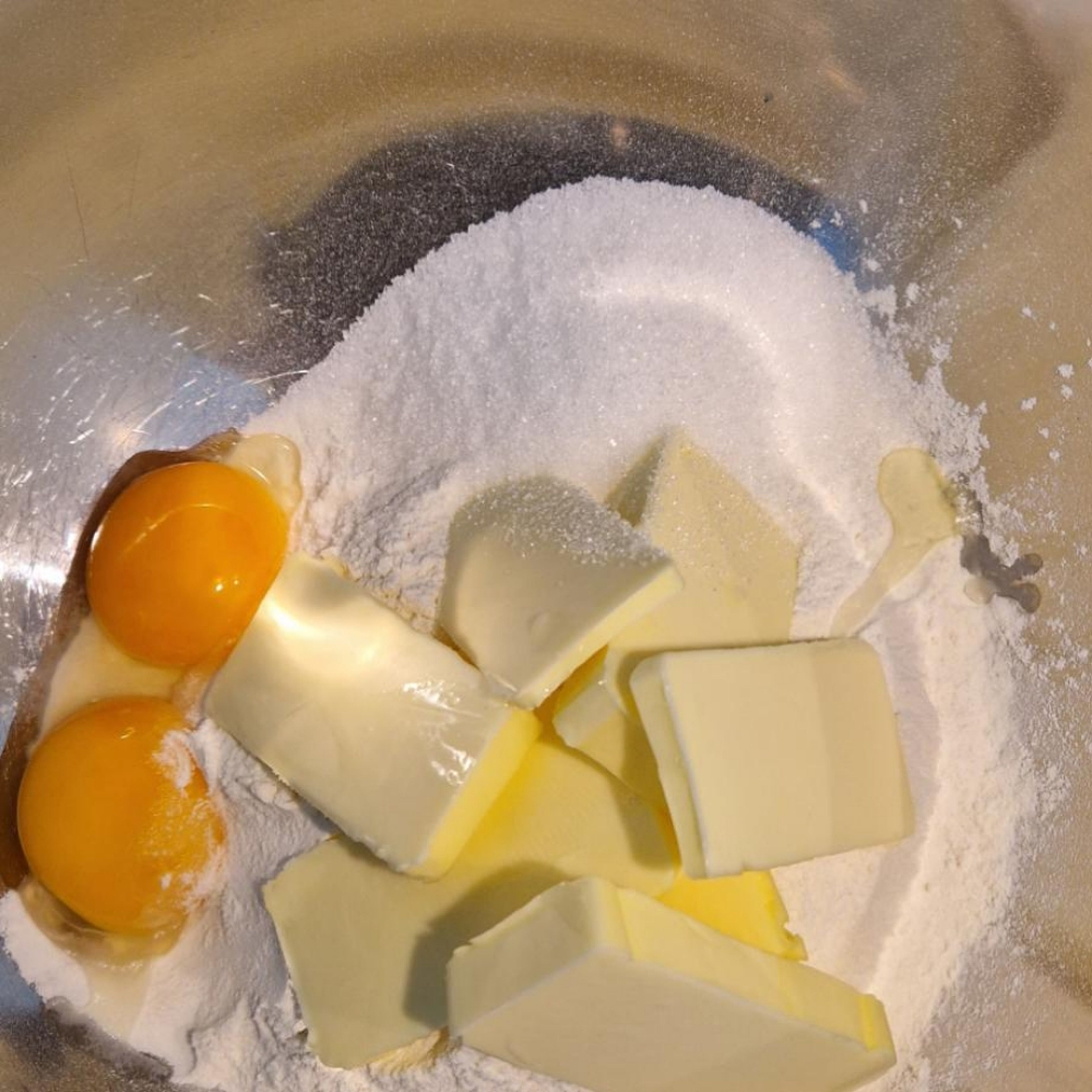 Mehl, Butter, Zucker, Eigelbe, Salz und zwei EL kaltes Wasser zu einem Teig verkneten.