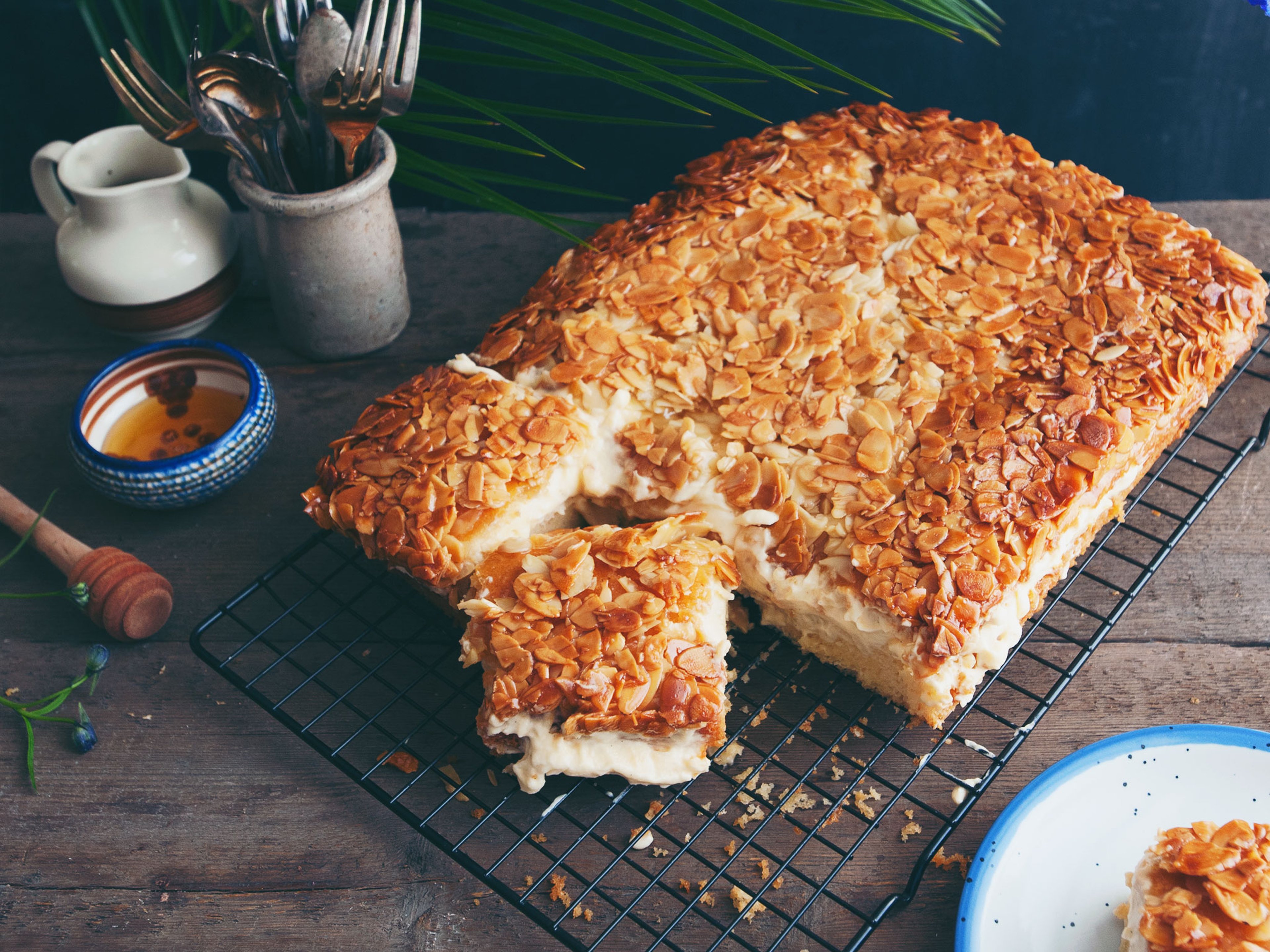 Bee sting cake