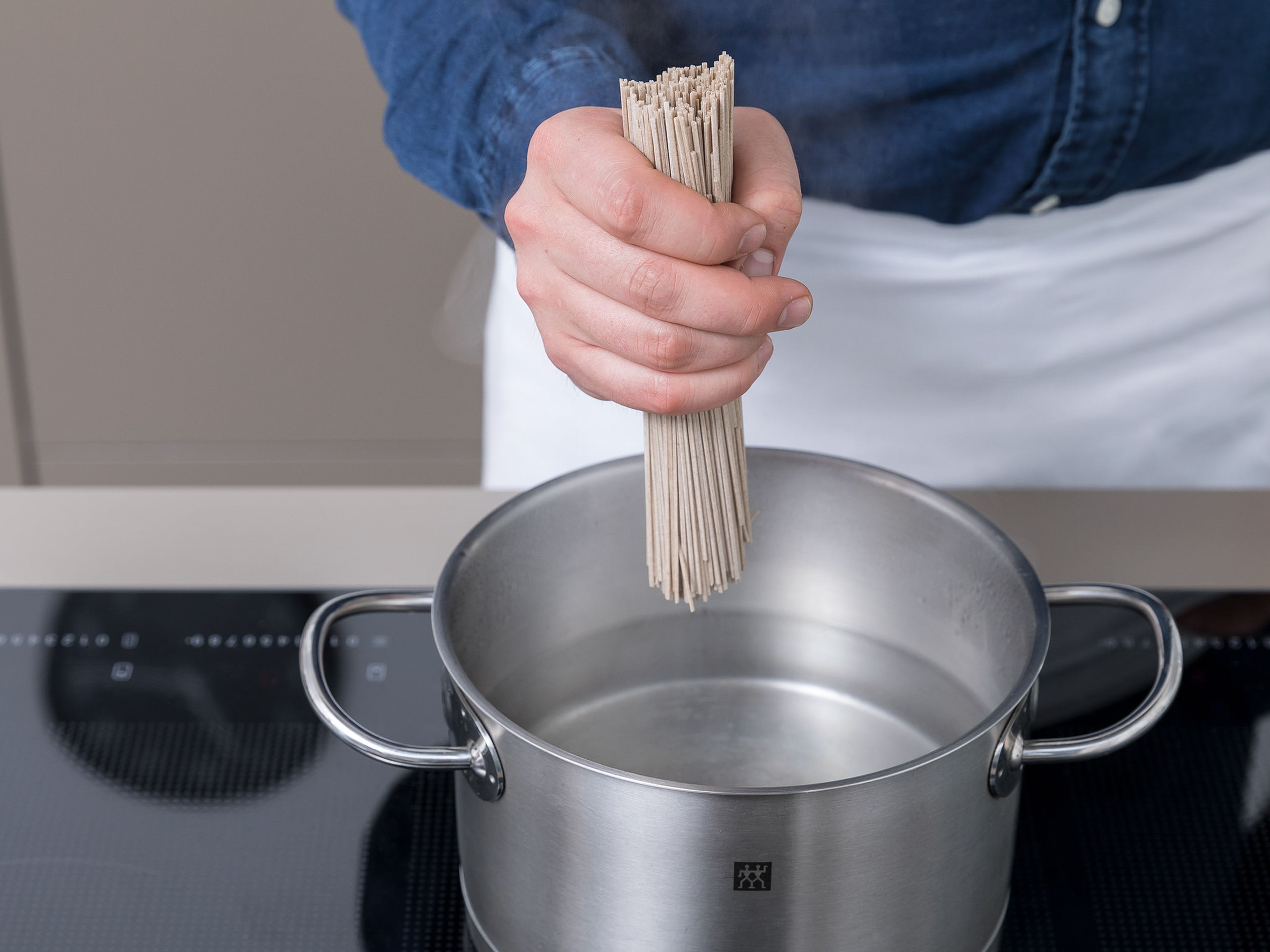 Wasser in einem Topf zum Kochen bringen und Sobanudeln ca. 3 Min. köcheln. Anschließend abgießen.