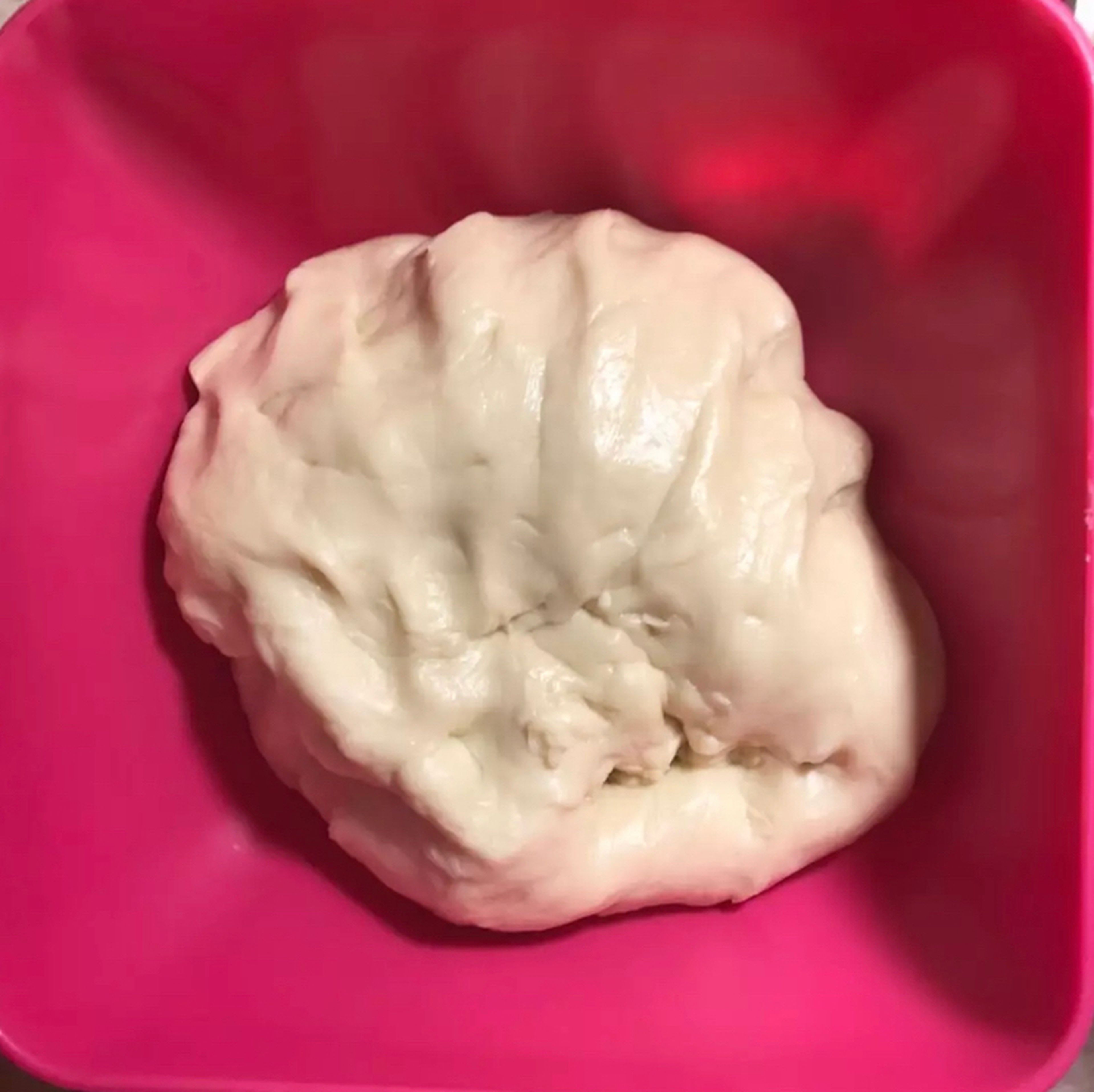 Mix 4 cups of flour, 3/4 cup of oil, 1/4 cup of sugar and water in a large bowl and knead until a smooth dough is obtained. Cover the dough and set aside to prepare the filling.