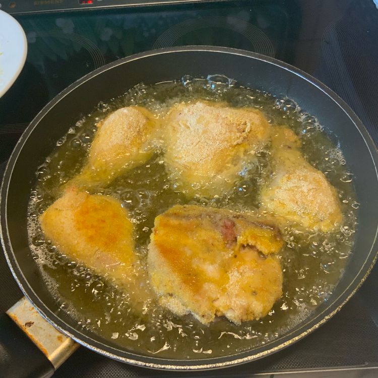Wiener Backhendl mit Gurken-Kartoffelsalat | Rezept | Kitchen Stories