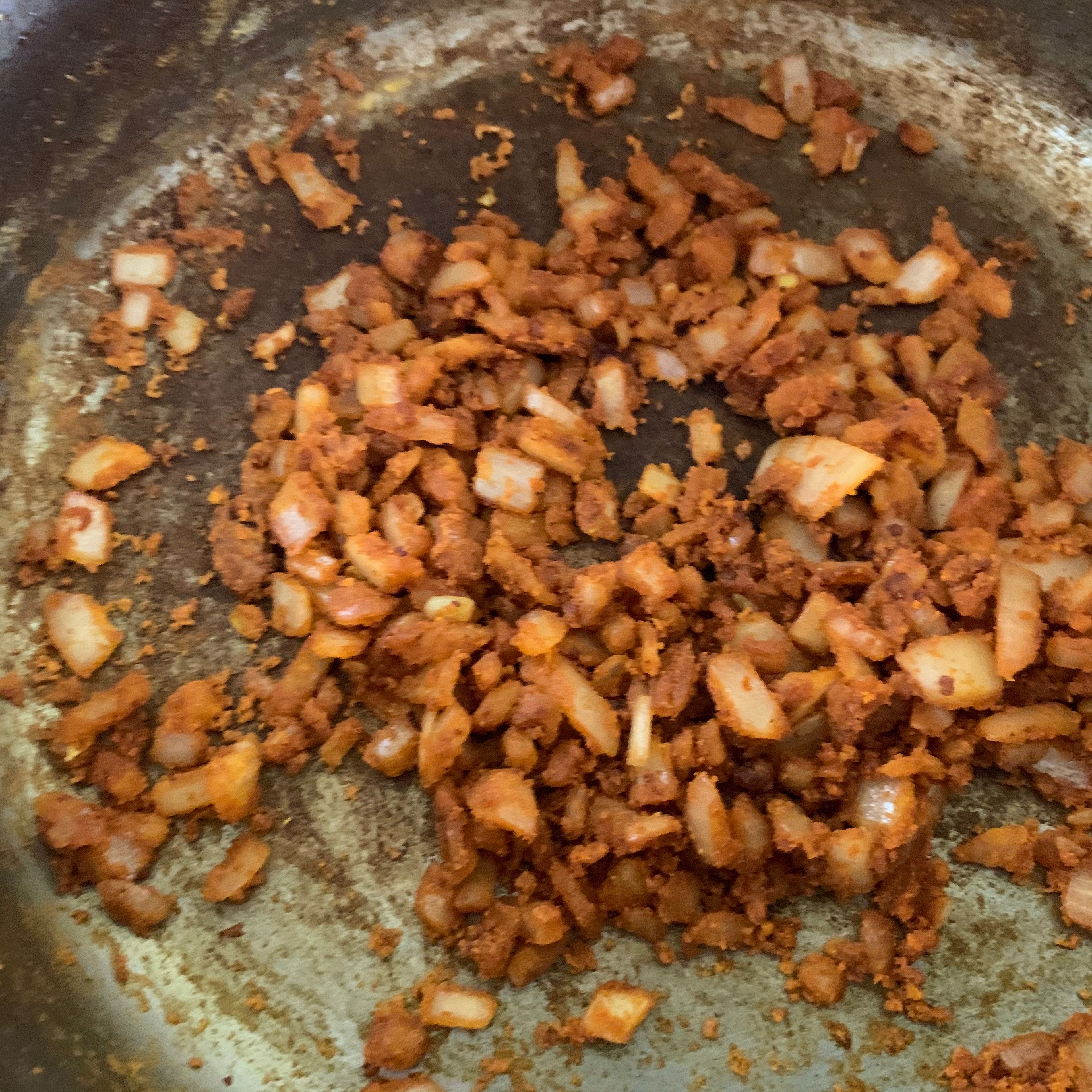 Nun die Zwiebeln glasig anbraten. Das Paprikapulver und das Mehl hinzufügen und unter ständigem Rühren ca 1-2 Minuten anbraten. Danach mit der Hühnerbrühe ablöschen und aufkochen.