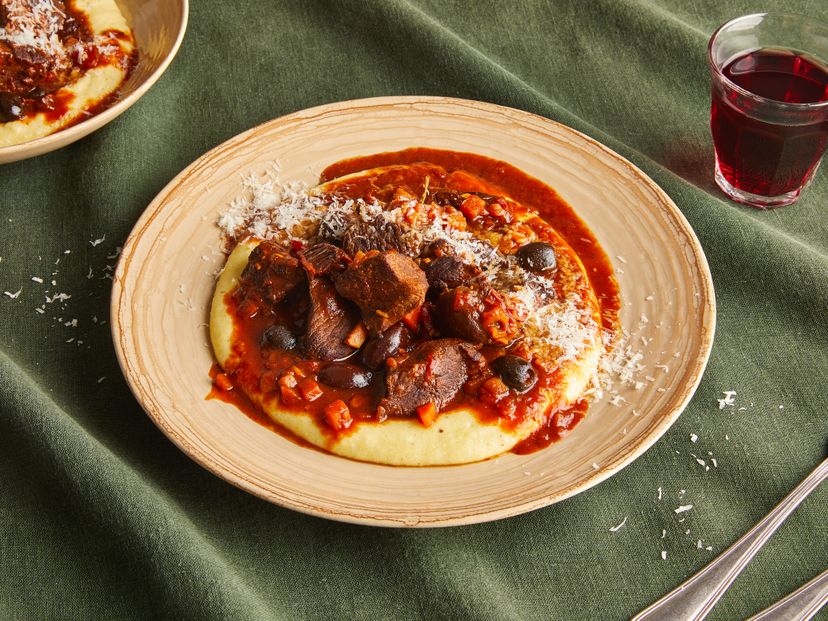 Mediterranes Hirschgulasch mit Polenta