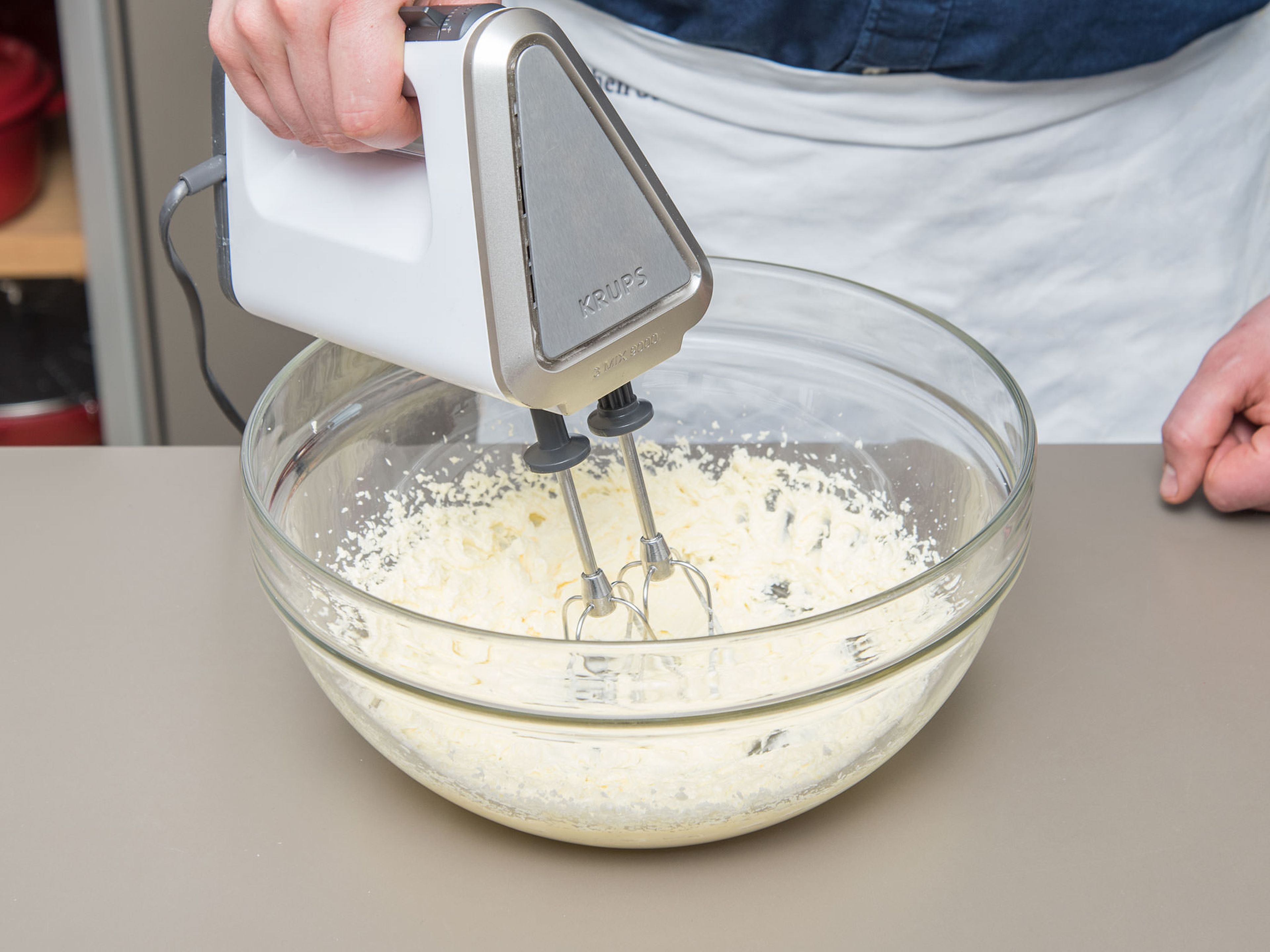 Backofen auf 175°C vorheizen. Butter in einer Schüssel schaumig schlagen. Braunen und weißen Zucker langsam einrieseln lassen. Honig und Eier dazugeben und vermengen. Vanilleextrakt, Instant-Espressopulver und Salz dazugeben.