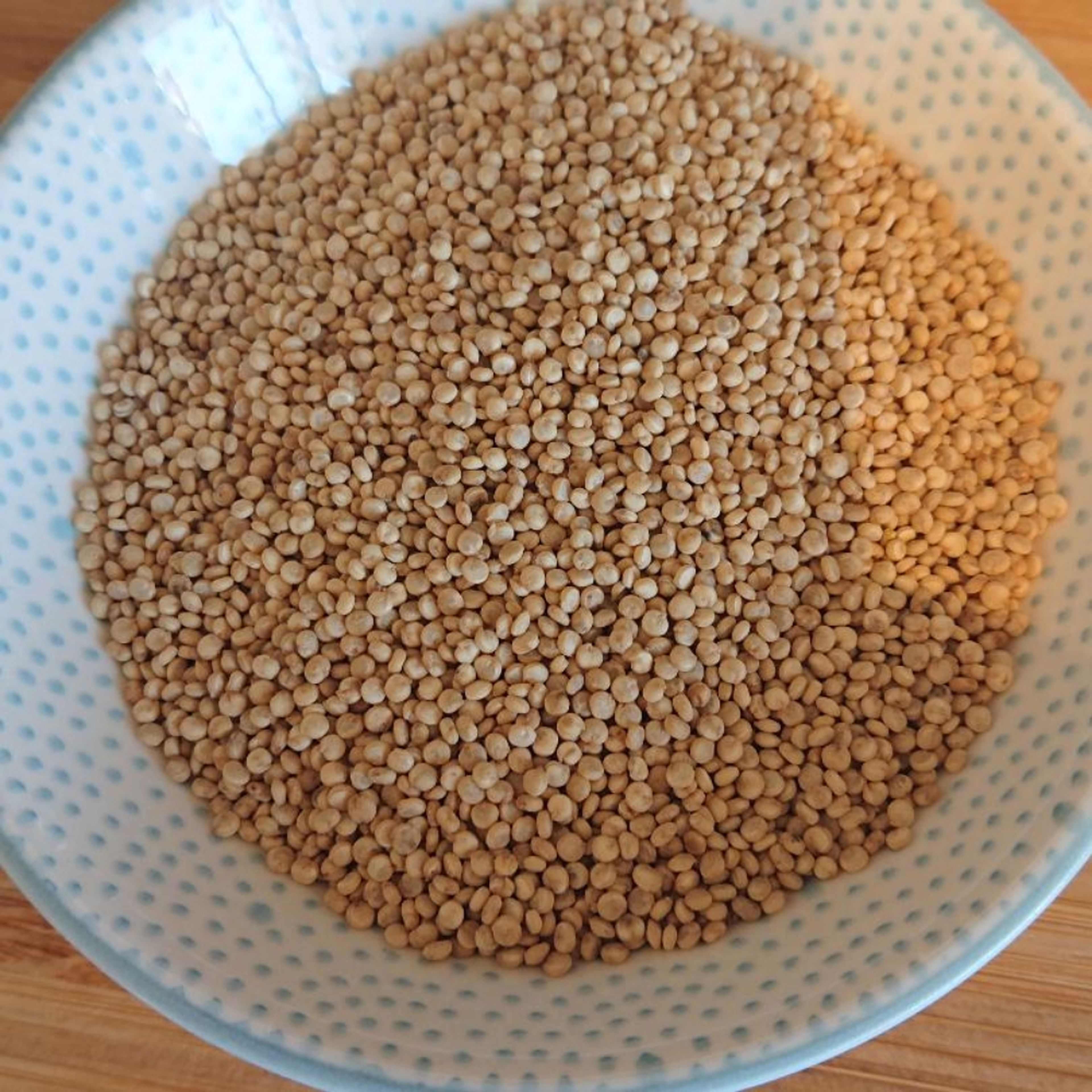 Quinoa nach Packungsbeilage kochen. Ziehe aber 5 Minuten von der Kochzeit ab, da der Quinoa noch im Ofen nachgart.