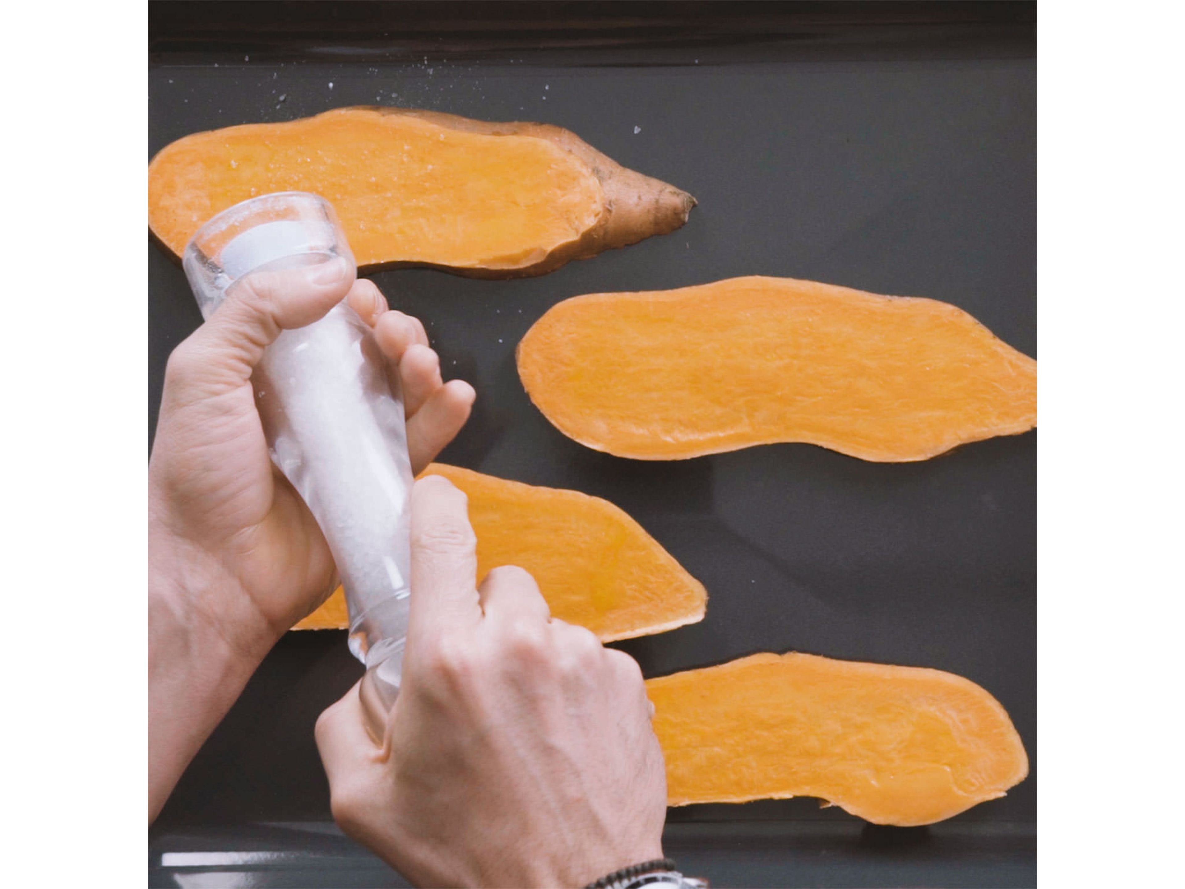 Backofen auf 180°C vorheizen. Süßkartoffel in circa 1 cm dicke Scheiben schneiden und auf einem Backblech verteilen. Von beiden Seiten mit Öl bestreichen und nach Geschmack salzen. Im Ofen bei 180°C ca. 15 Min. backen.