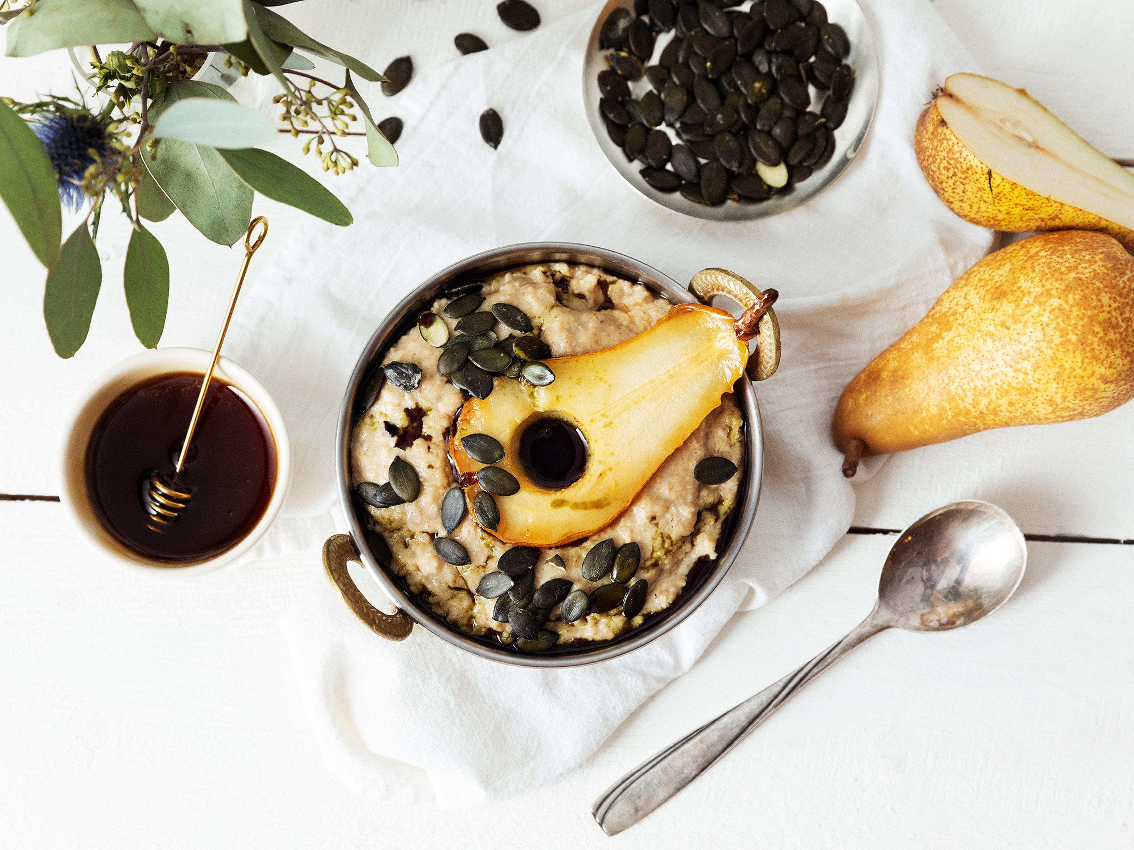 Porridge mit Honig und karamellisierten Birnen