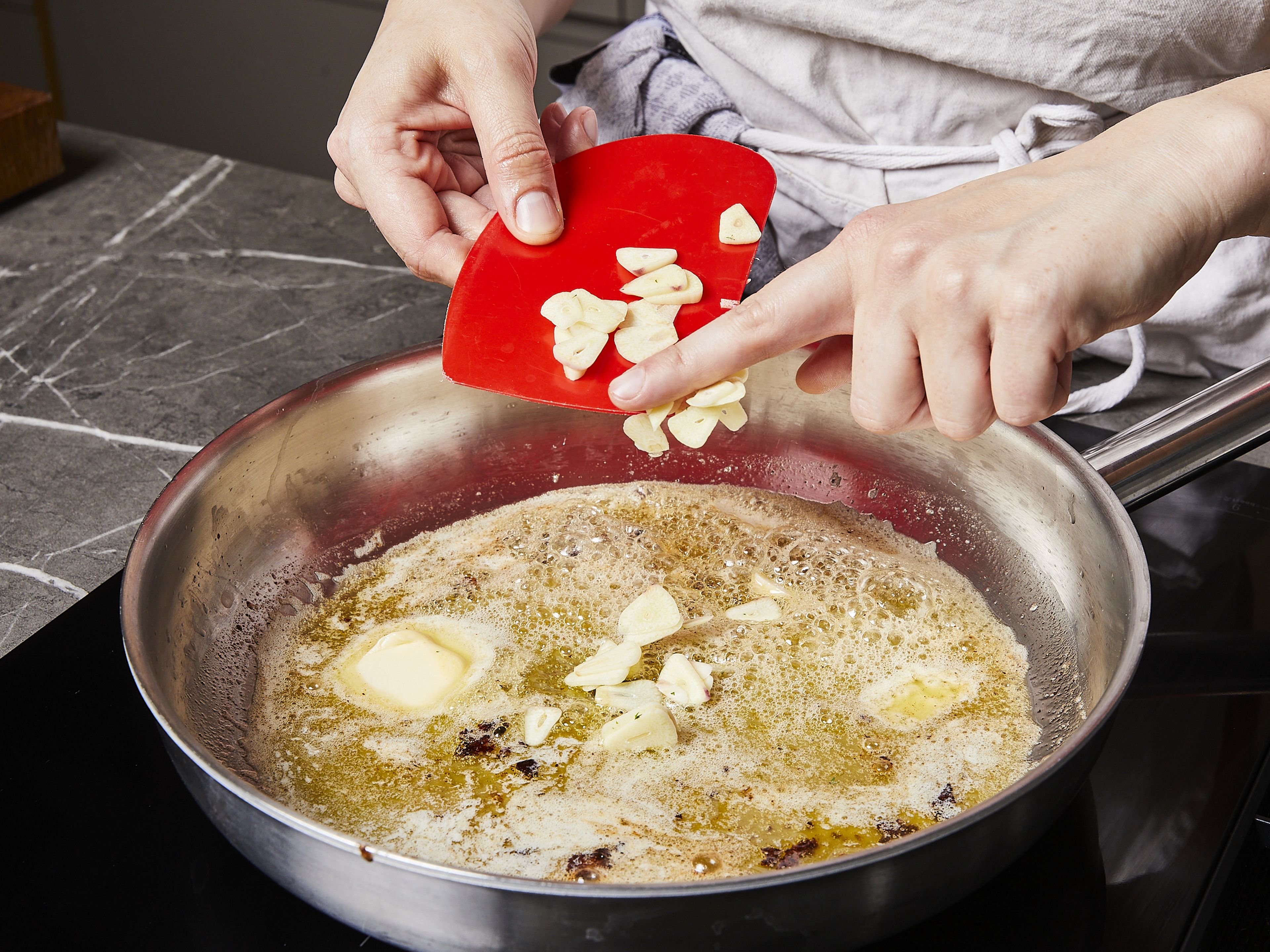 In der gleichen Pfanne die Butter bei schwacher Hitze schmelzen. Knoblauch hinzugeben und ca. 10 Min. sautieren, bis die Butter braun wird.