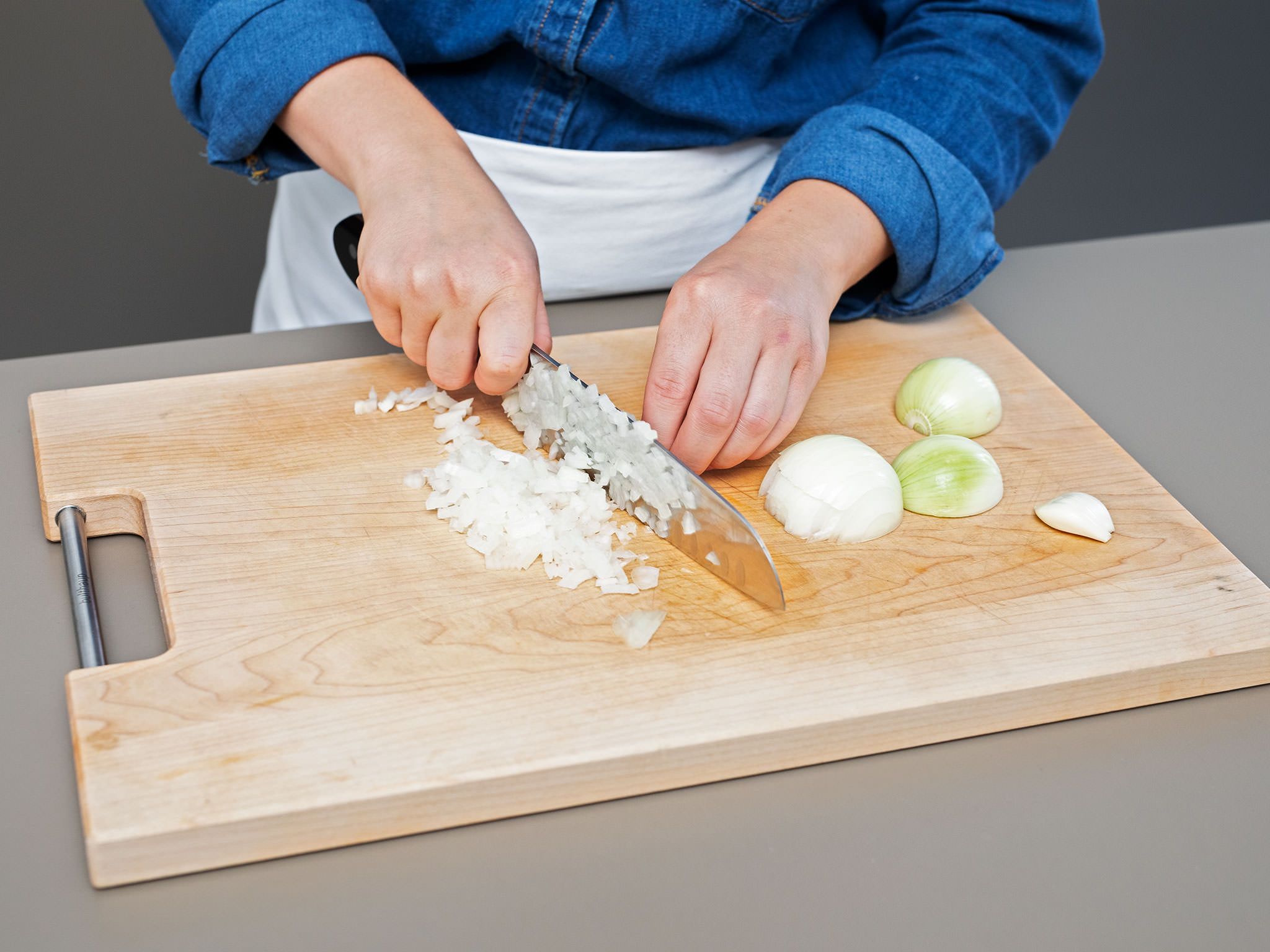 Marinierte grüne Bohnen mit Bohnenkraut und Zwiebeln | Rezept | Kitchen ...