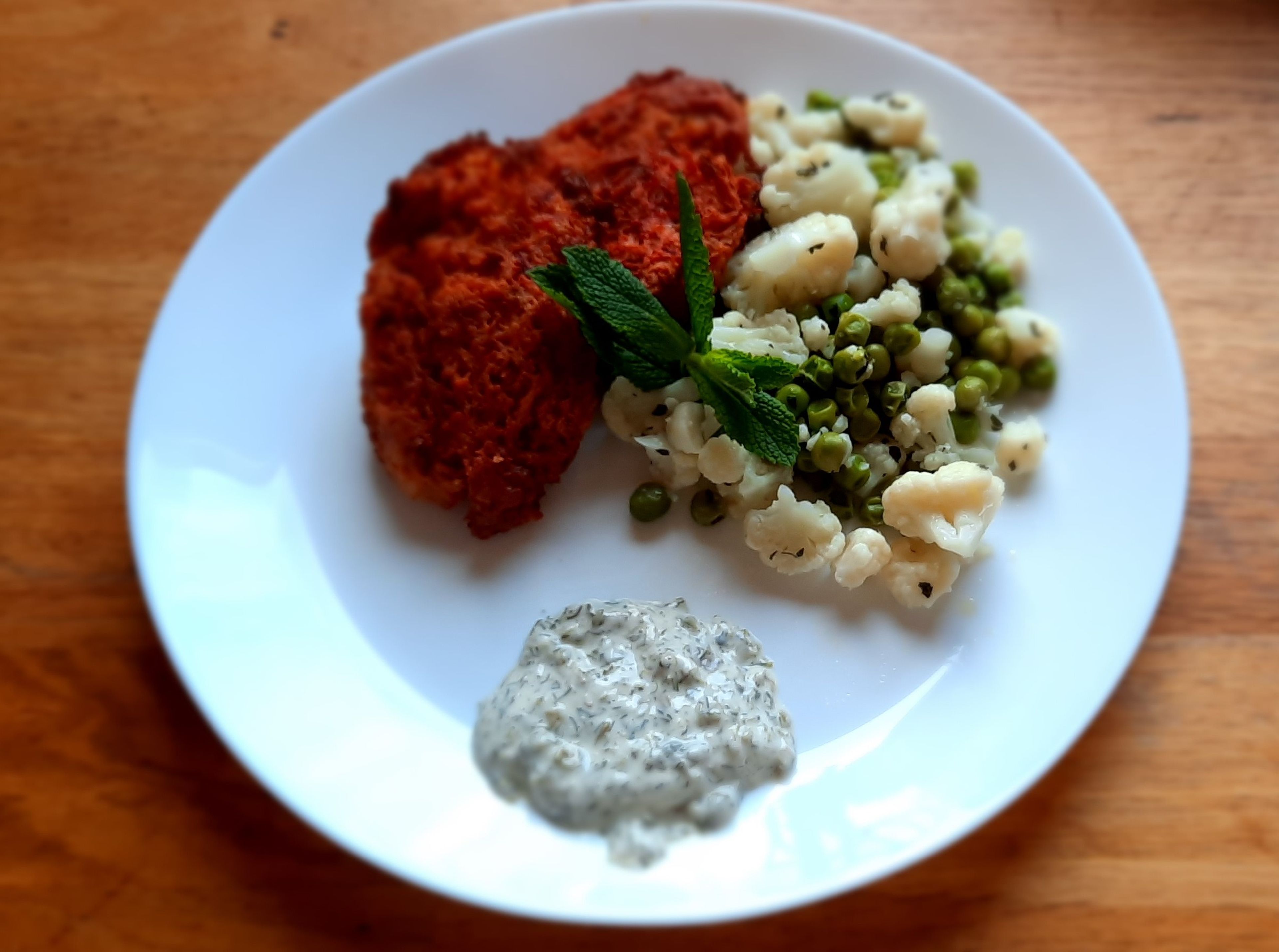 Bunte-Bete-Puffer mit Frühlingsgemüse und Tartarsauce für den Cookit