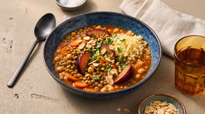 Fruchtiges Schmorgericht: Vegane Linsen-Tajine mit frischen Zwetschgen